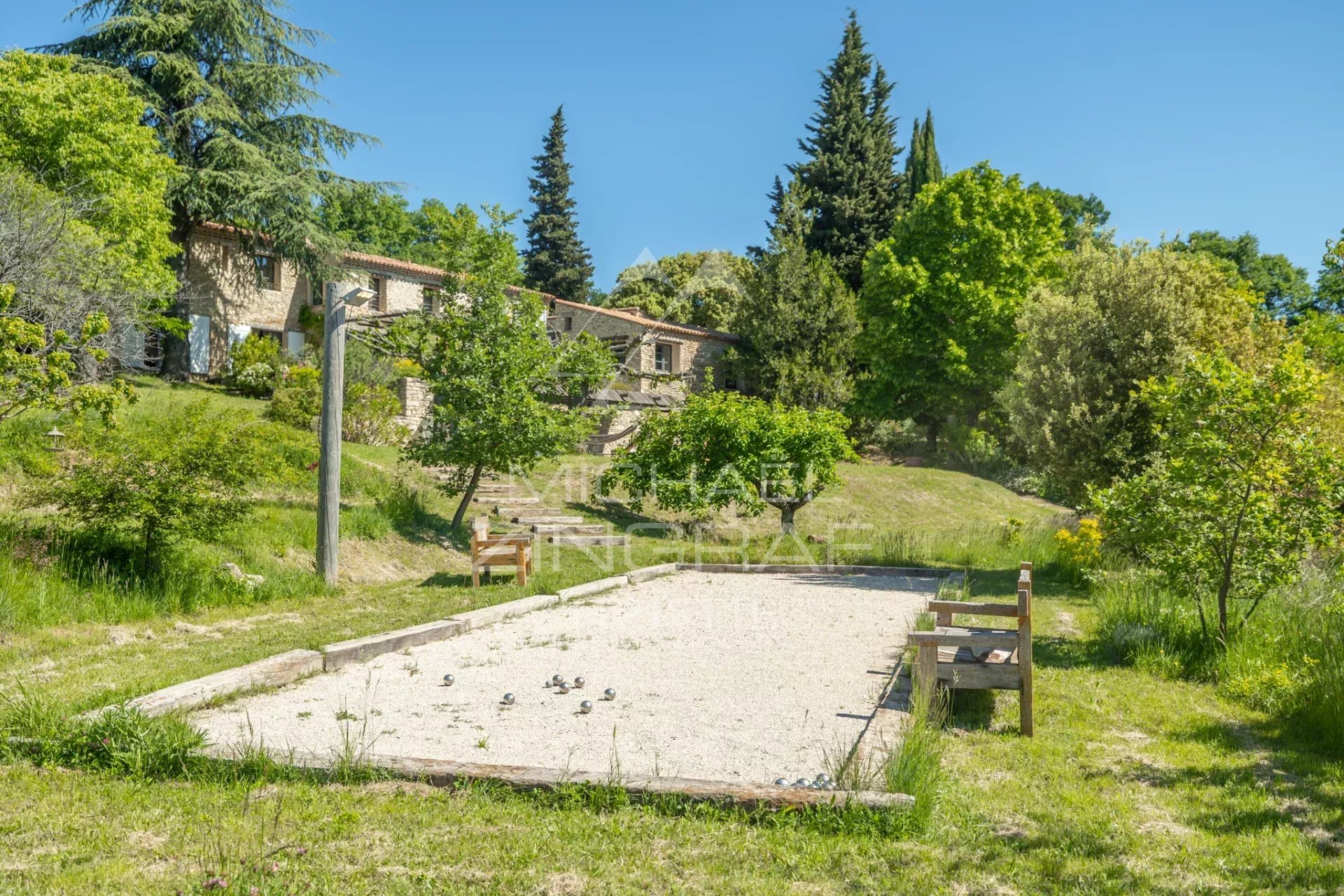 Luberon - Superbe propriété en pierre sur un terrain de 3,5 hectares avec des vues exceptionnelles