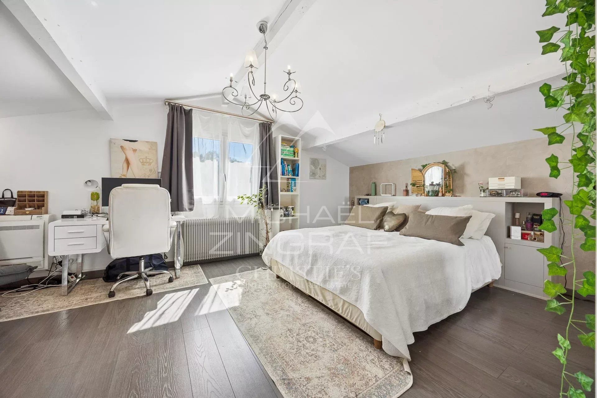 Roquefort-les-Pins – Elegant family property in the heart of a sought-after residential area