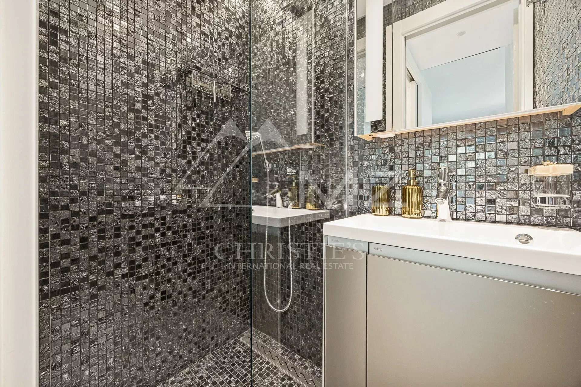 Stunning top-floor flat