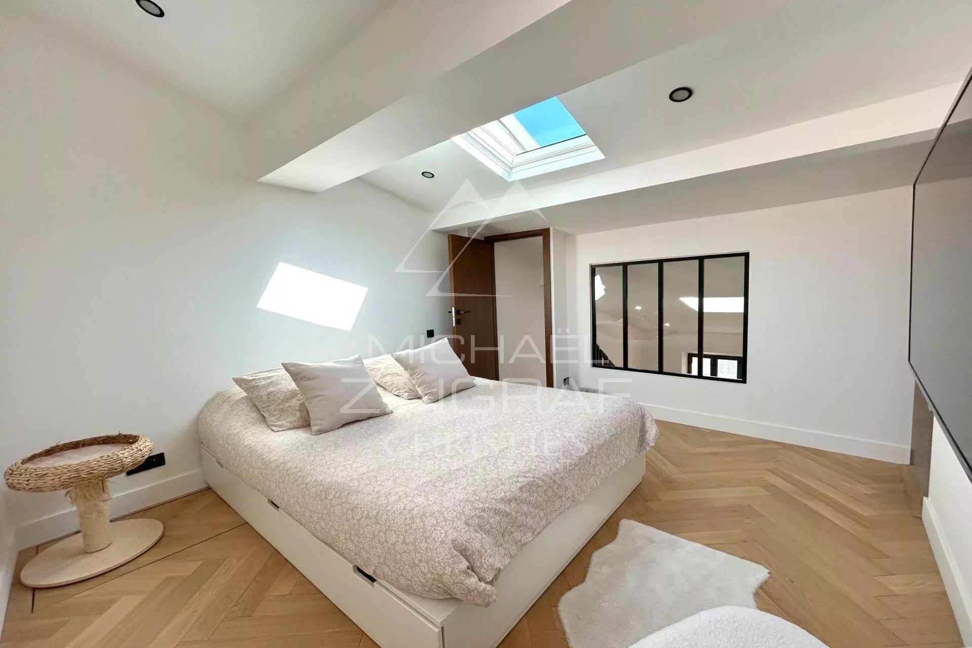 Antibes Vieille Ville – Duplex d’Exception en Dernier Étage