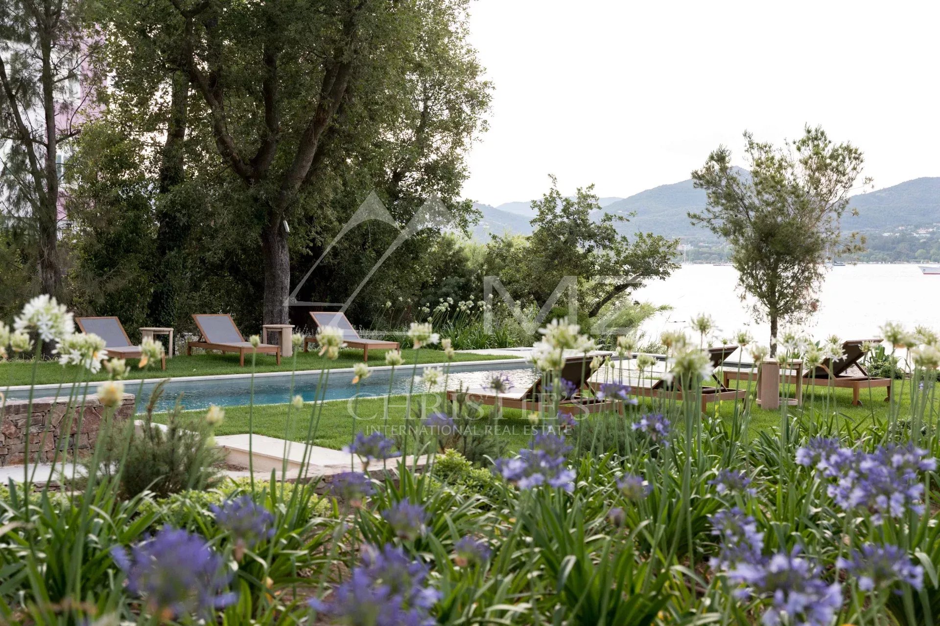 Villa Aqua - Nahe Saint-Tropez - Neue Villa mit den Füßen im Wasser