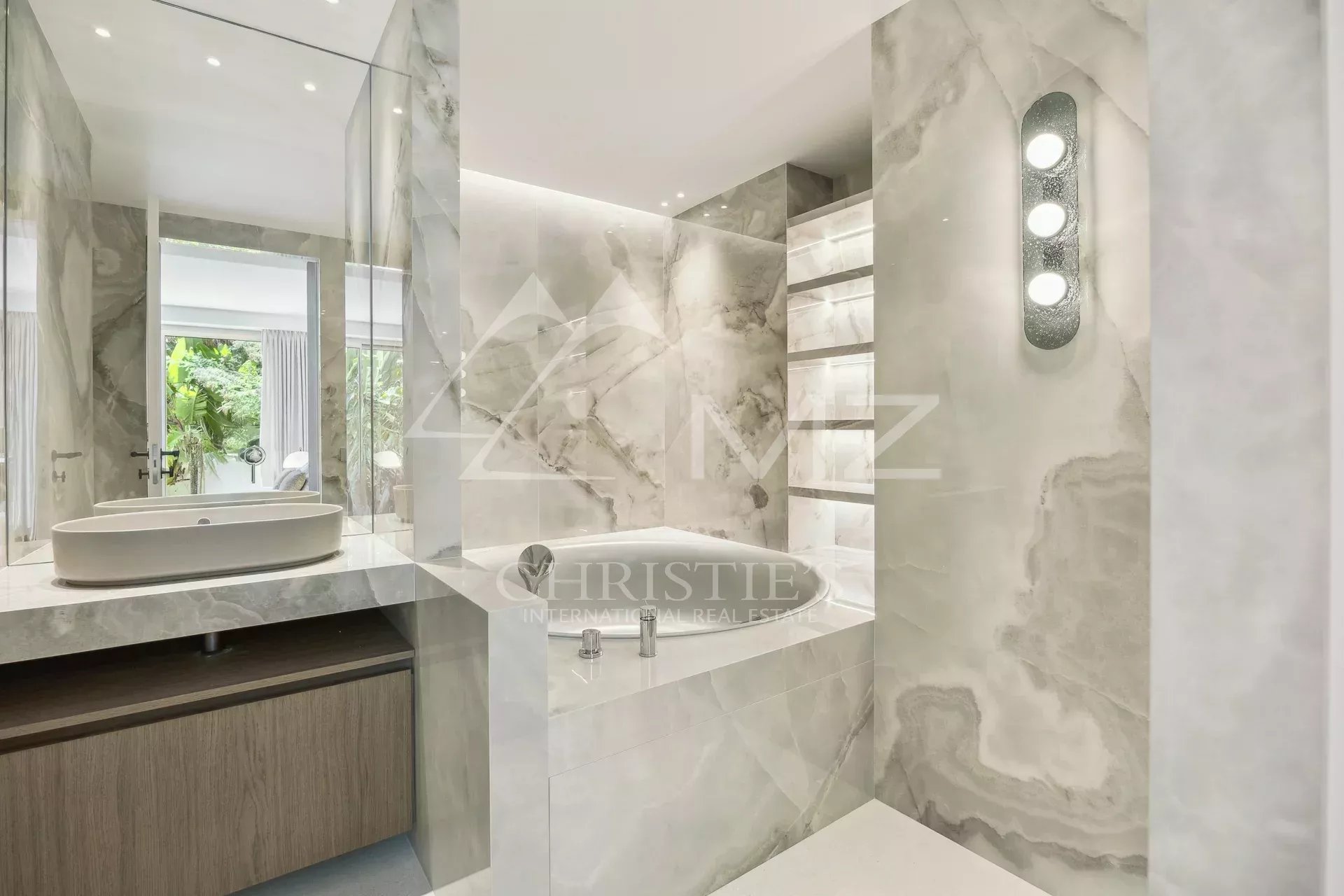 Exceptional apartment with sumptuous amenities