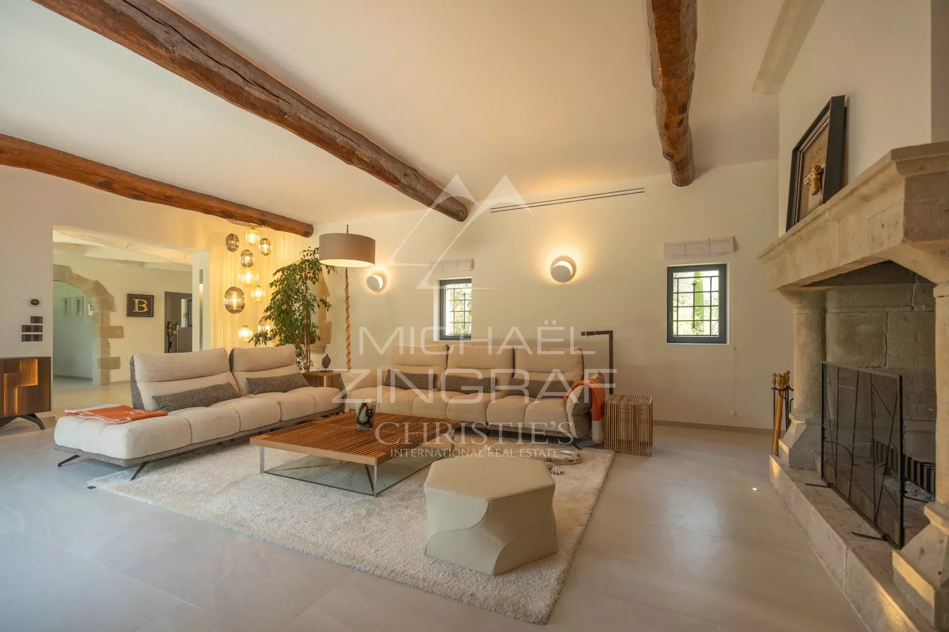 Außergewöhnliches Anwesen in der Nähe von L’Isle-sur-la-Sorgue, inmitten eines 15 Hektar großen, umzäunten Parks mit Baumbestand