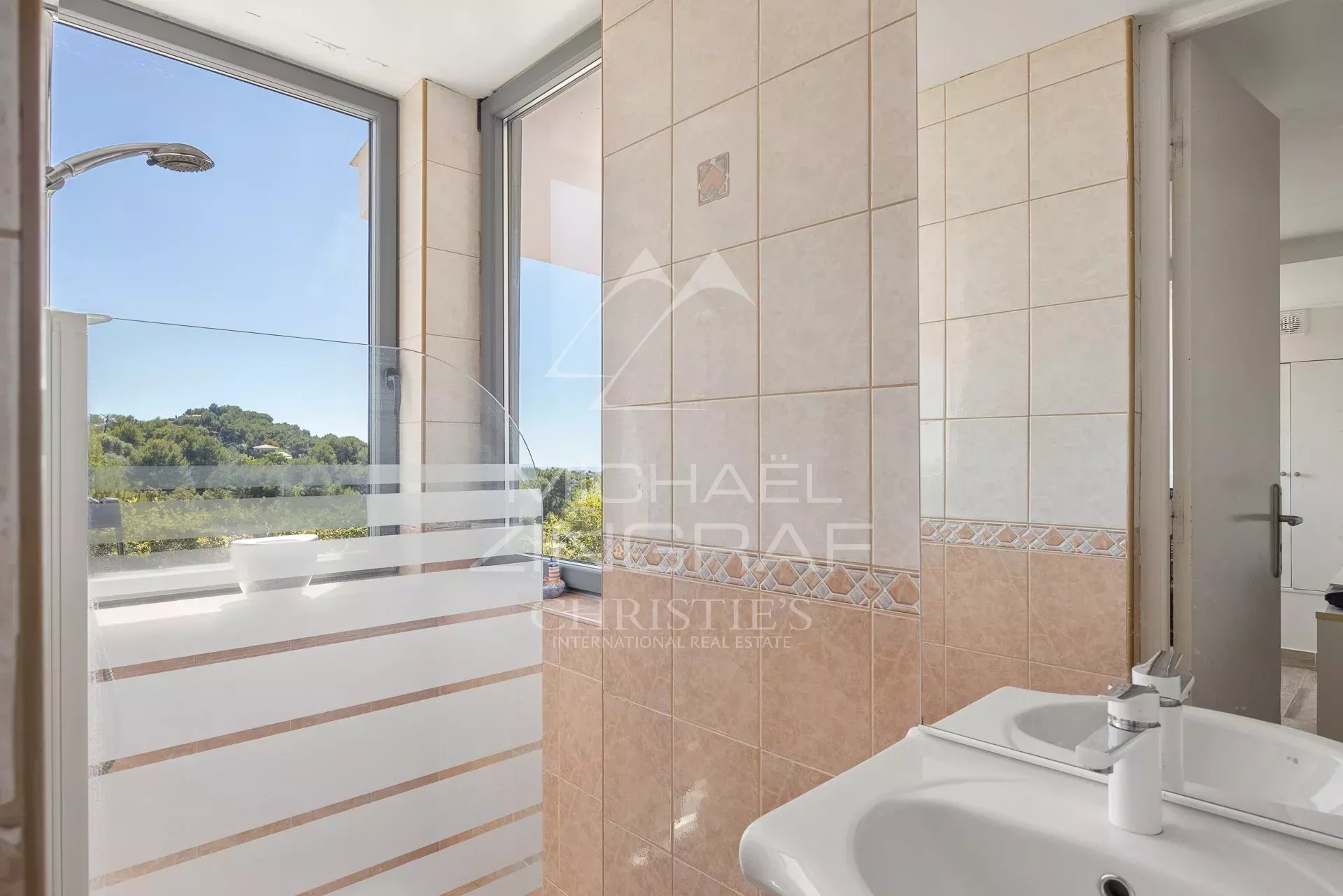 Near Nice – Colomars – Stunning character property with exceptional panoramic views