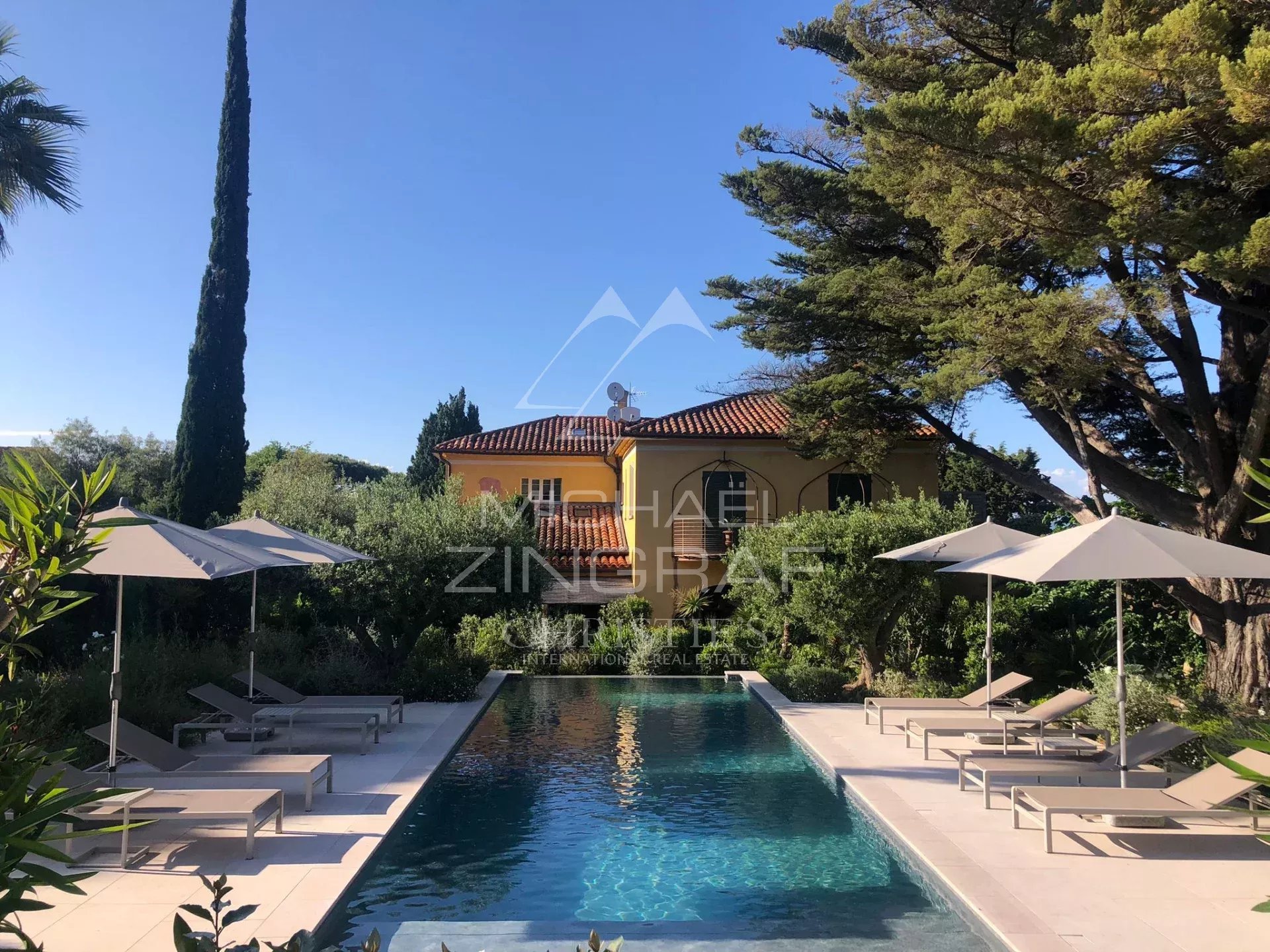 Golf of Saint-Tropez – Gassin – Ground-floor section of a house with sea views and large terraces.