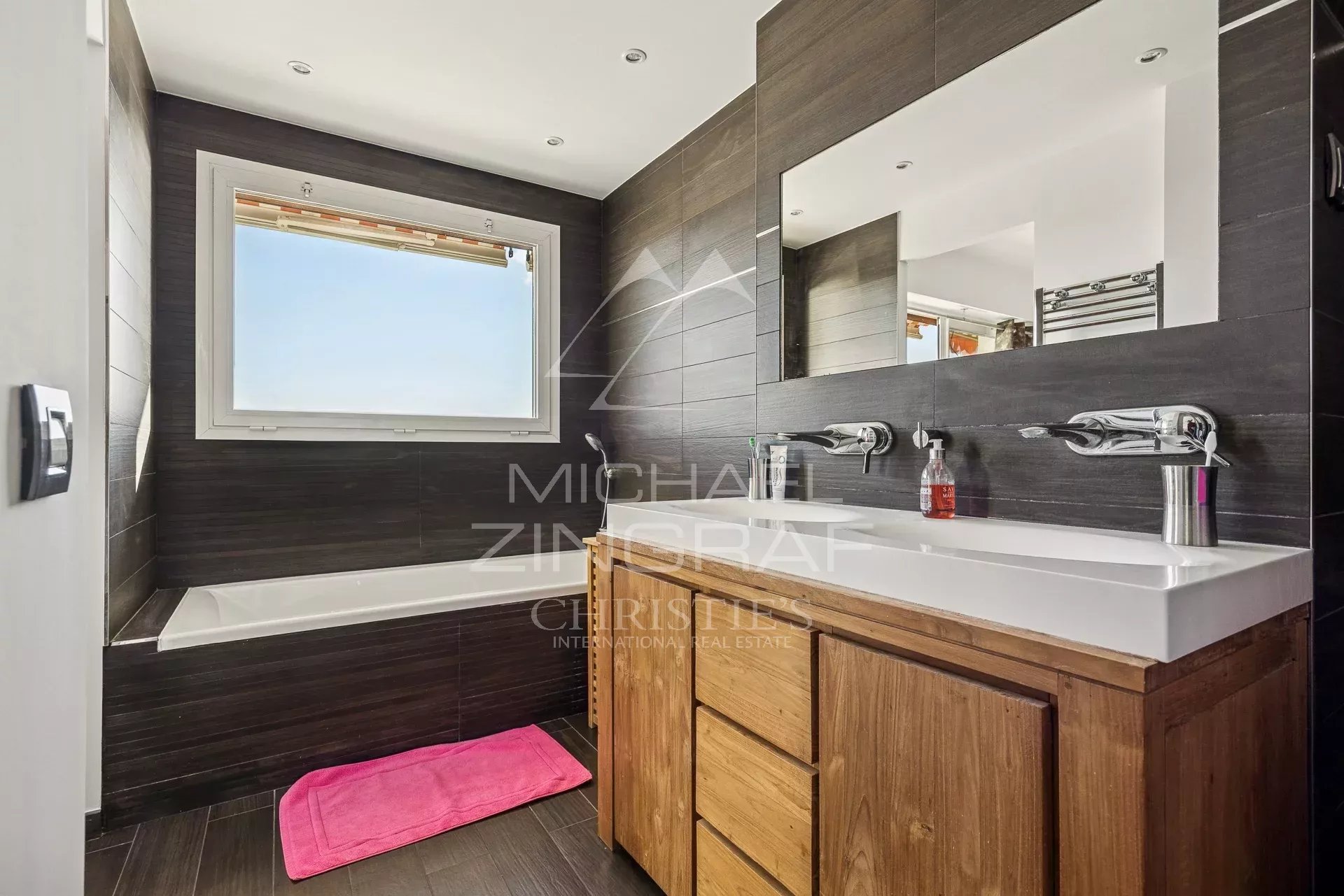 Exceptionnel – Dernier étage avec toit-terrasse, hypercentre Juan-les-Pins