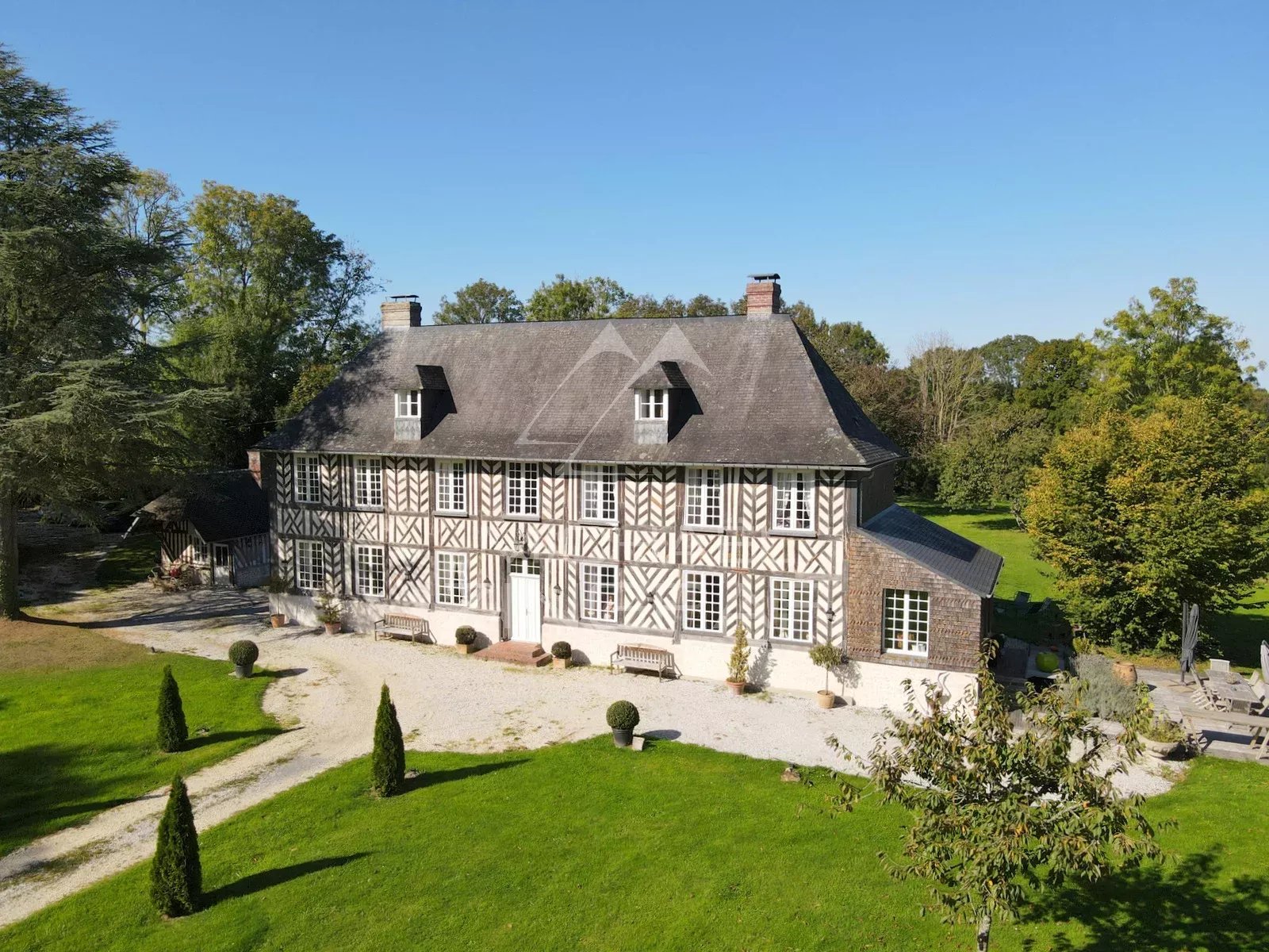 Manoir et dépendances a proximité de la mer