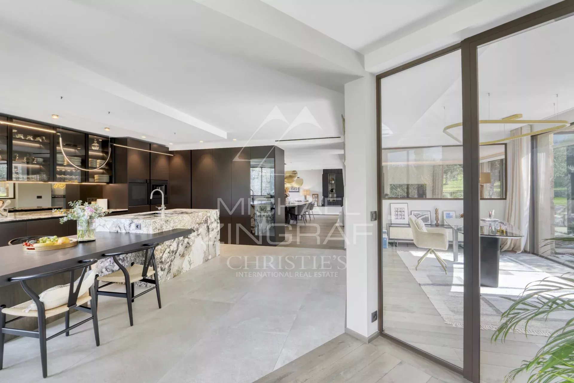 In der Nähe von Cannes – Hervorragende Villa mit Charme und moderner Ausstattung – 5/6 Schlafzimmer