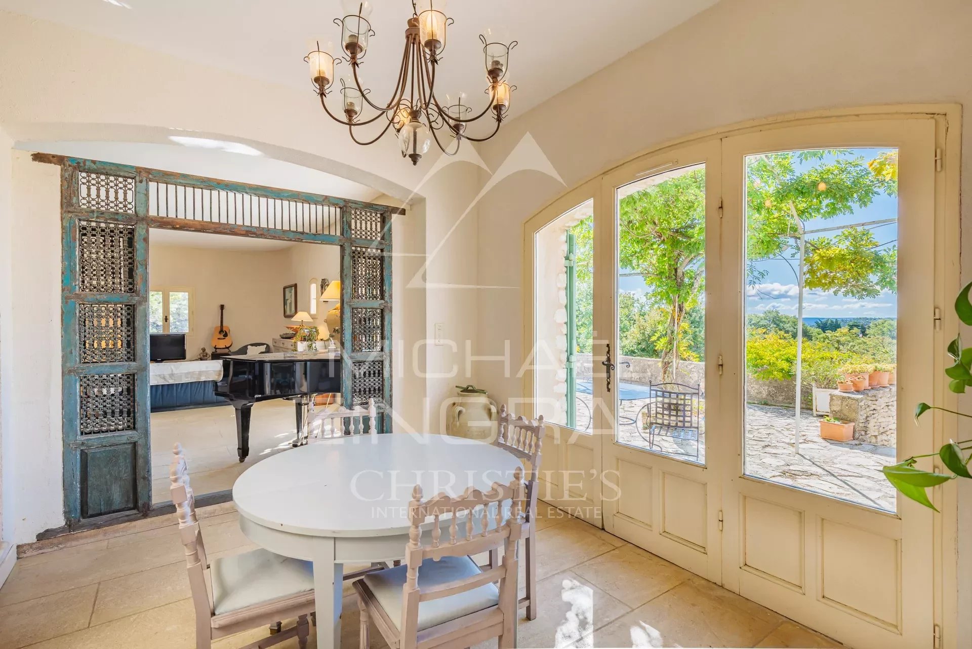 Superb property with  fantastic view of the Luberon