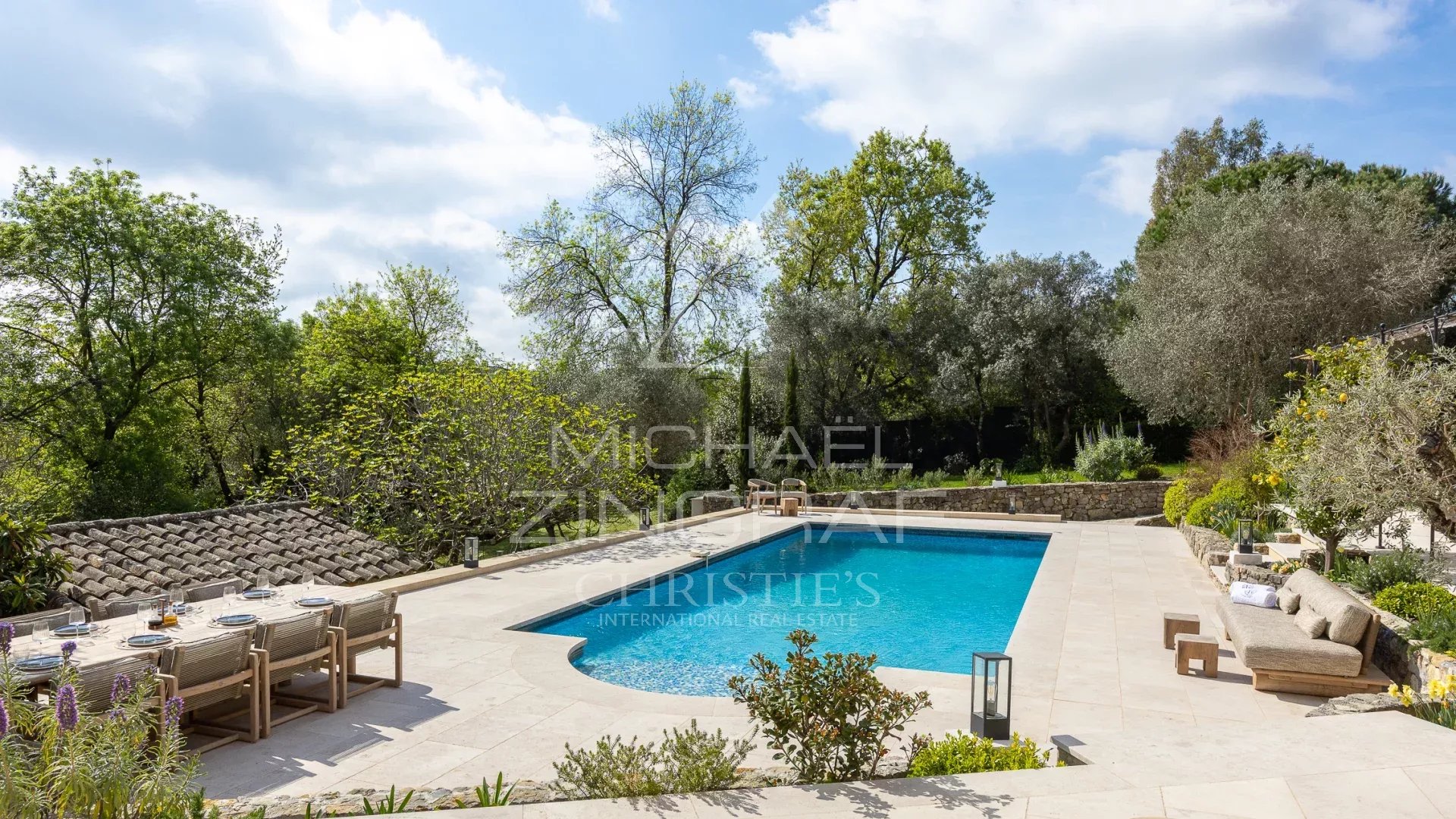 Proche Valbonne – Superbe propriété entièrement rénovée – 5 chambres