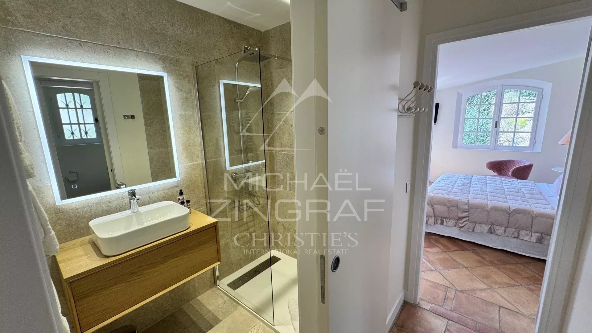 Charming villa with an open view and four suites