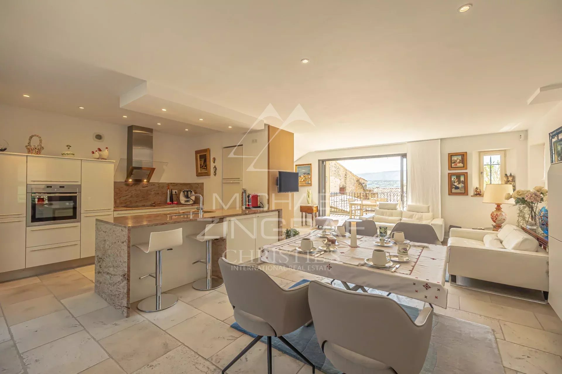 MAISON DE VILLAGE INDIVIDUELLE AVEC GARAGE ET VUE PANORAMIQUE SUR LE LUBERON