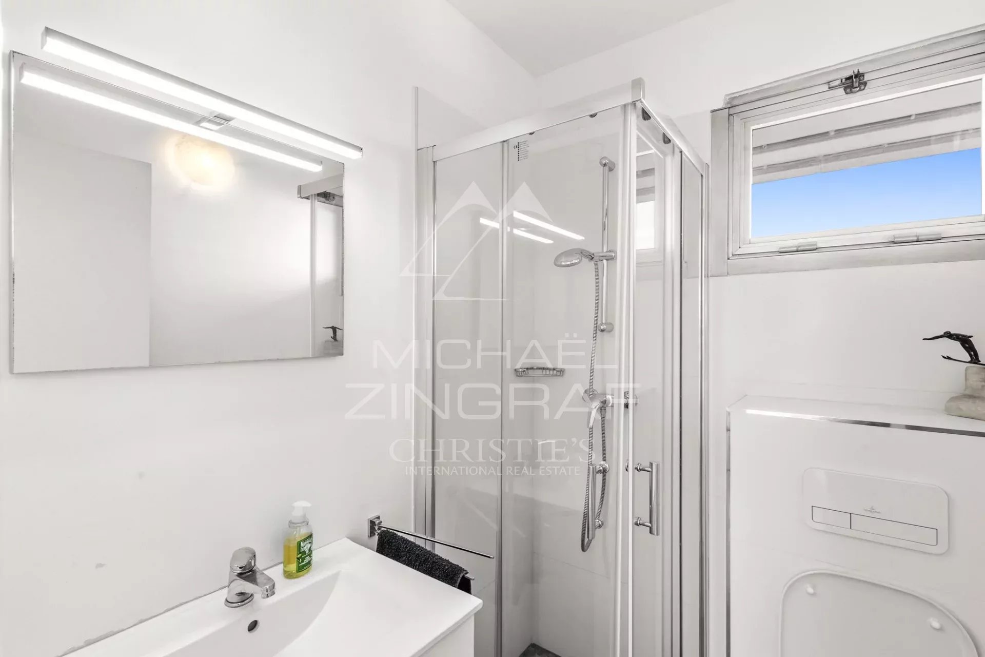 JUAN-LES-PINS – Rostagne : Villa sur le toit avec vue mer panoramique