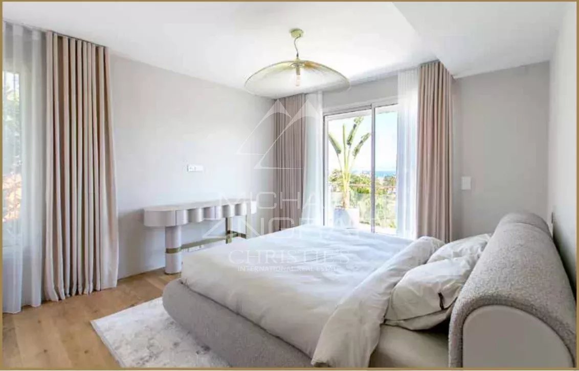 SPLENDID RENOVATED CONTEMPORARY VILLA OF 320 SQM LOCATED IN A PRIVATE ESTATE