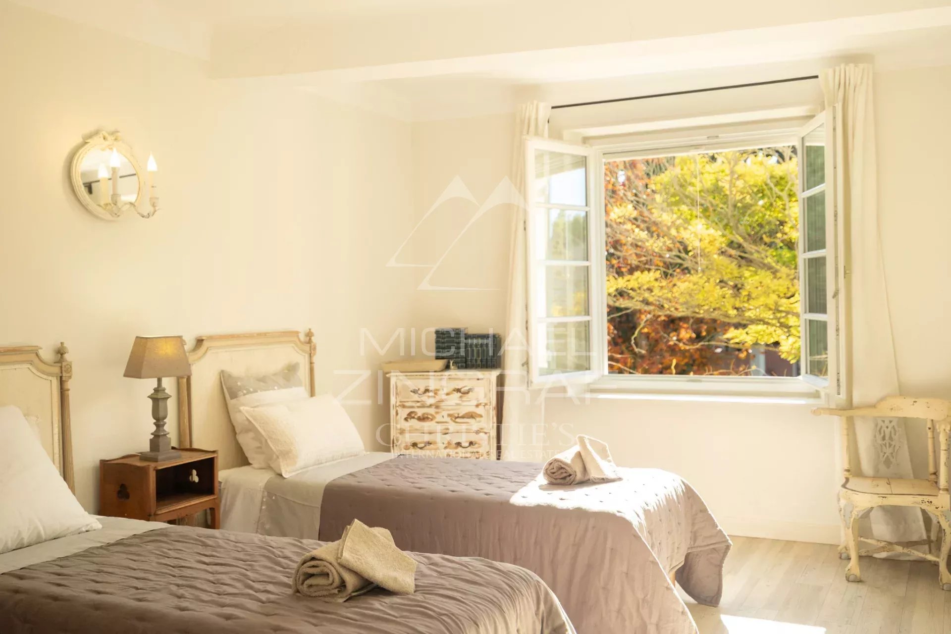 Exclusivité - Mas XIXème à 15 minutes à pied du centre-ville avec gîtes, grand garage et piscine