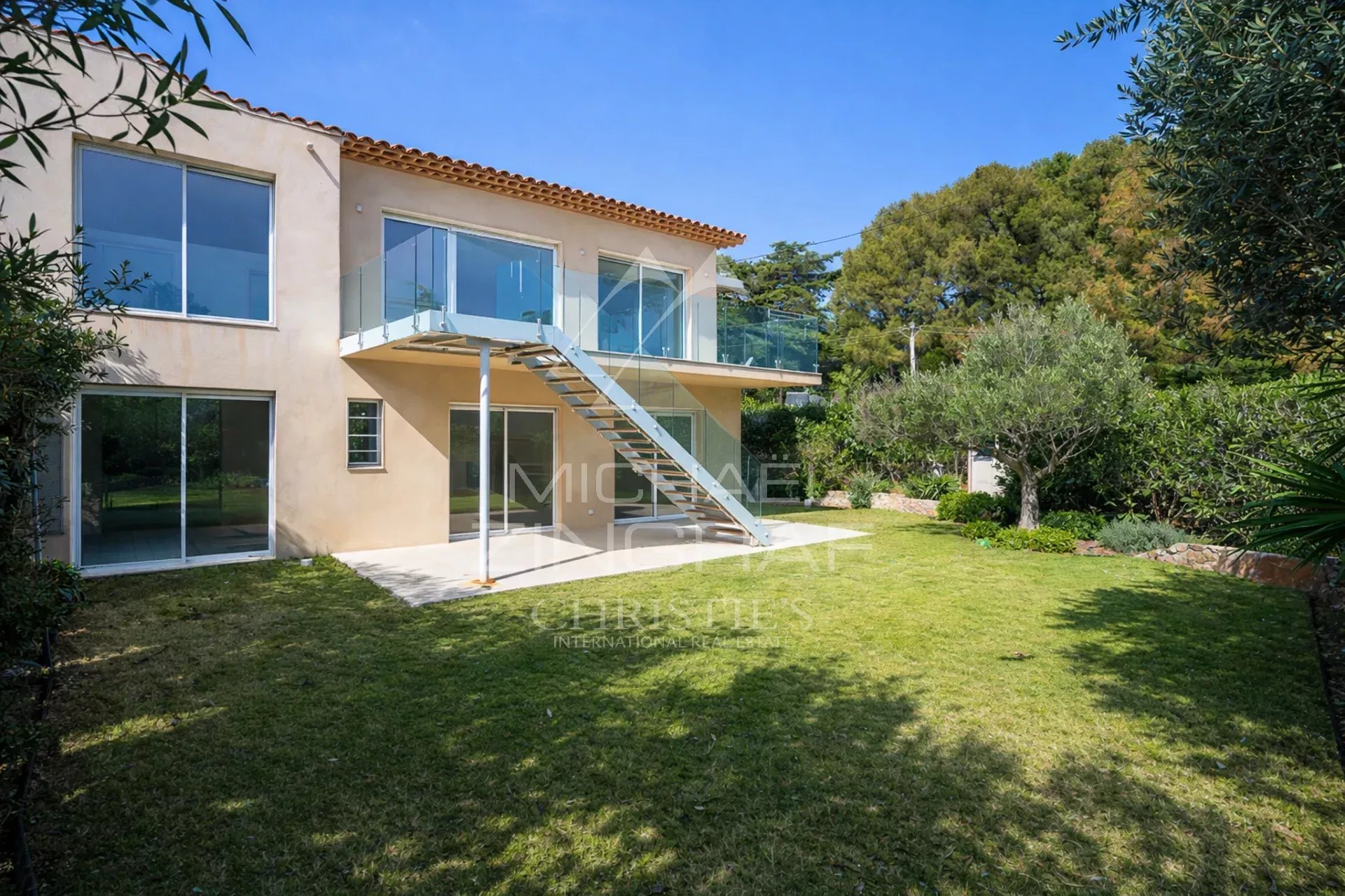 New Elegant house with sea view close to the port