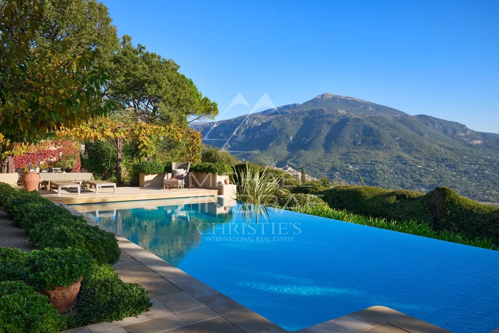 Villa with panoramic view and beautiful landscaped garden