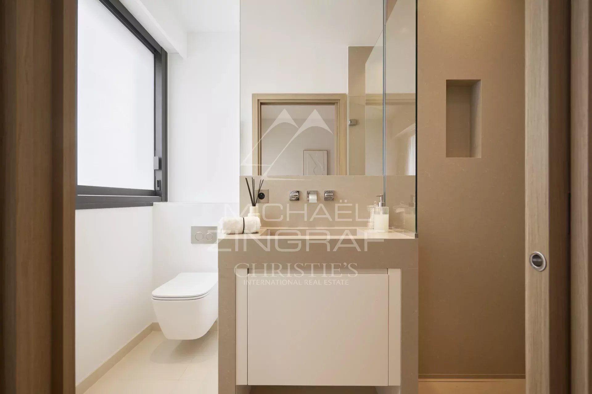 Cannes - Croisette - Outstanding 2-bedroom apartment