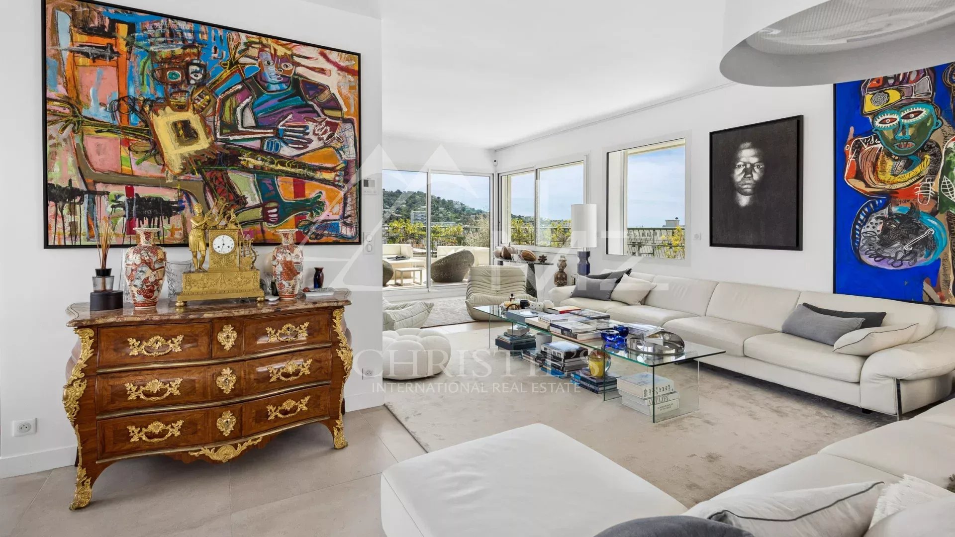 SOLE AGENT: 15 minutes walk from the city center, discover this exceptional roof villa