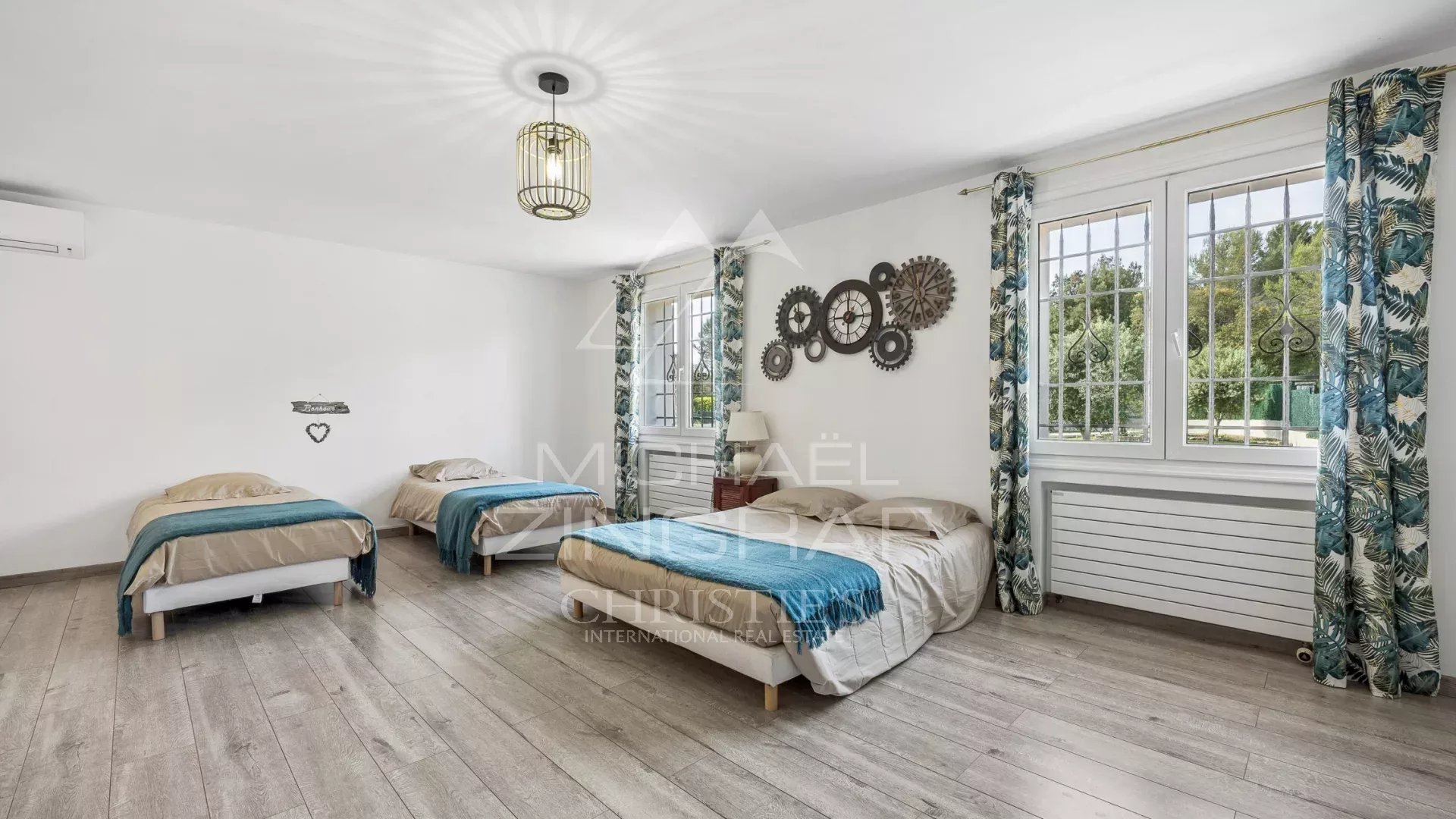Elegante villa avec vue dégagée sur les collines