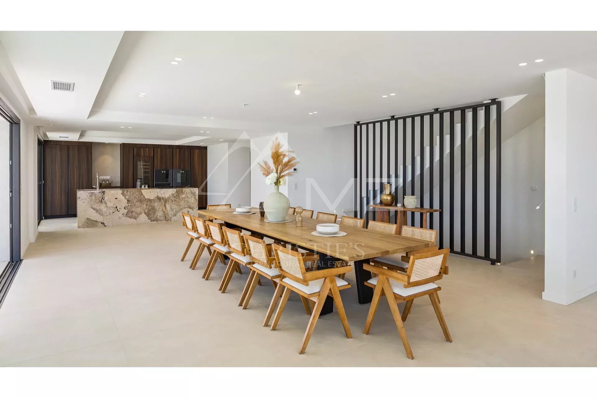 Villa contemporaine d’exception avec vue panoramique sur la mer et le Massif de l’Estérel Un bien rare où l’élégance rencontre la nature.