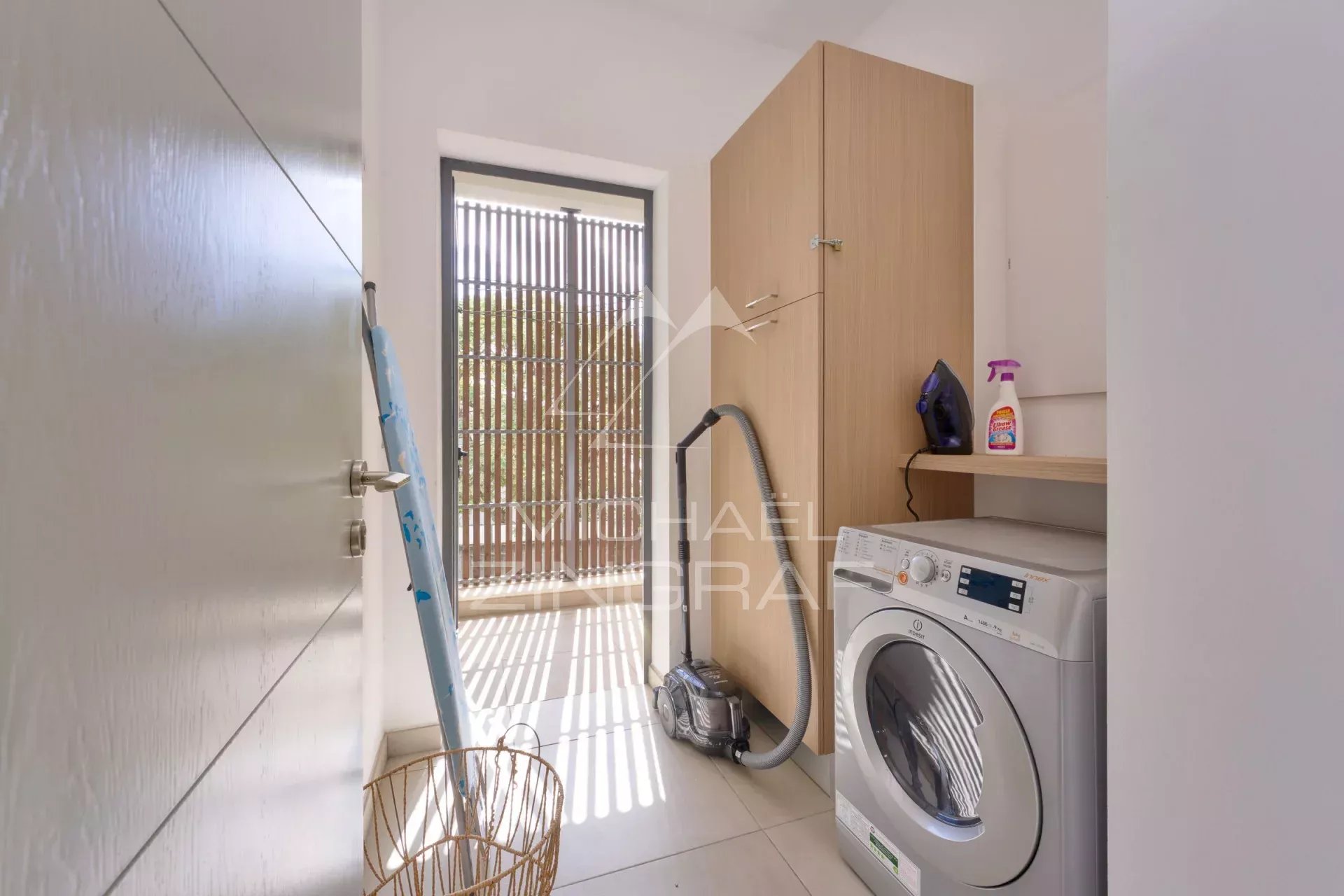 Élégant Appartement de 3 Chambres dans une Résidence Sécurisée à Pointe aux Canonniers