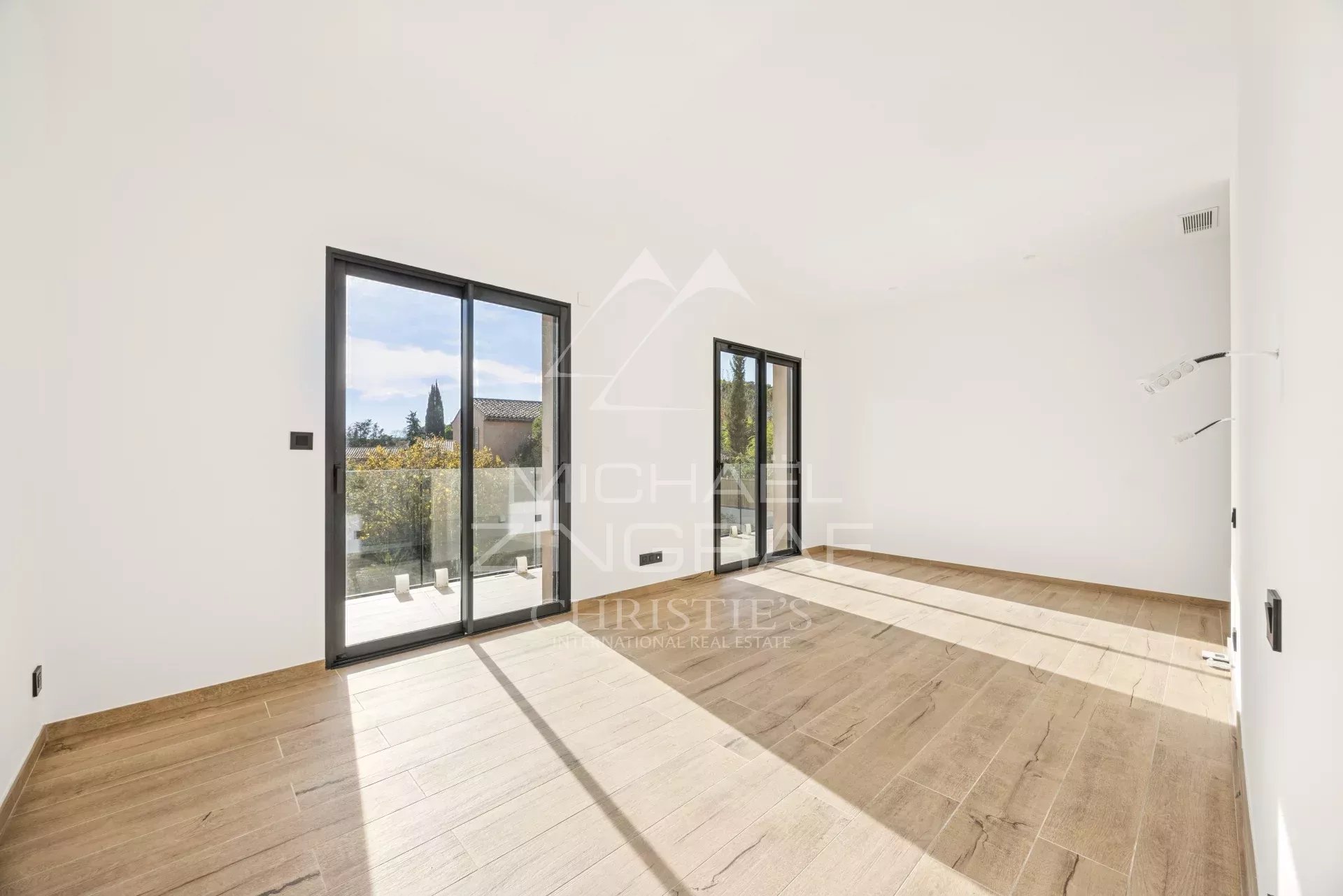 Contemporary villa in a quiet gated domain