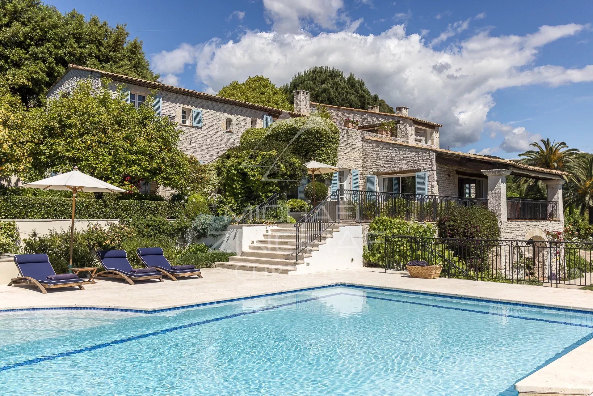 Co-Exclusivité: Propriété d'exception sur 1HA de terrain