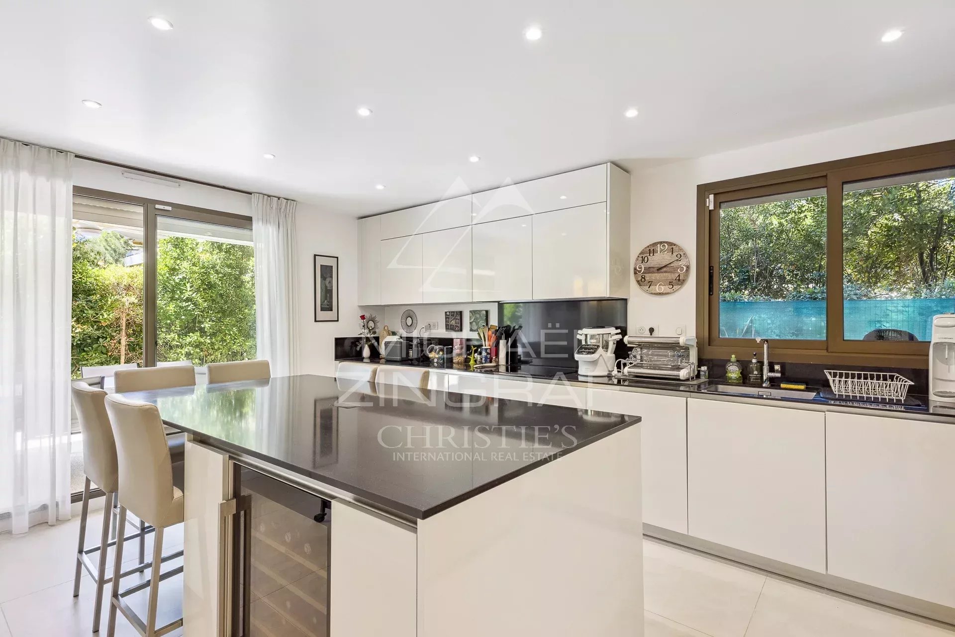 EXKLUSIV – Außergewöhnliche Immobilie am Eingang zum Cap d’Antibes – Résidence Château de la Pinède