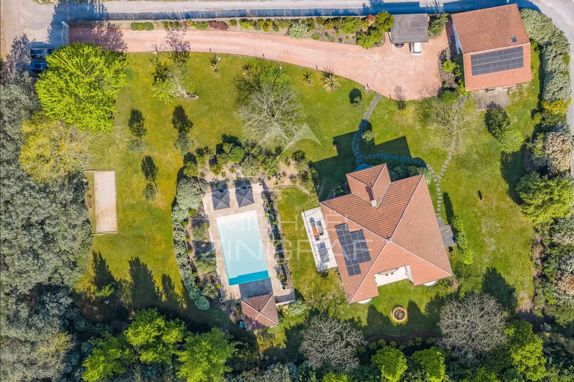 n Mimizan, on the edge of the forest, a unique property