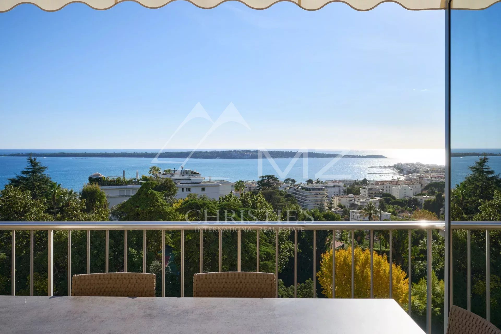 EXCLUSIVITE: Superbe appartement contemporain à la vue mer époustouflante