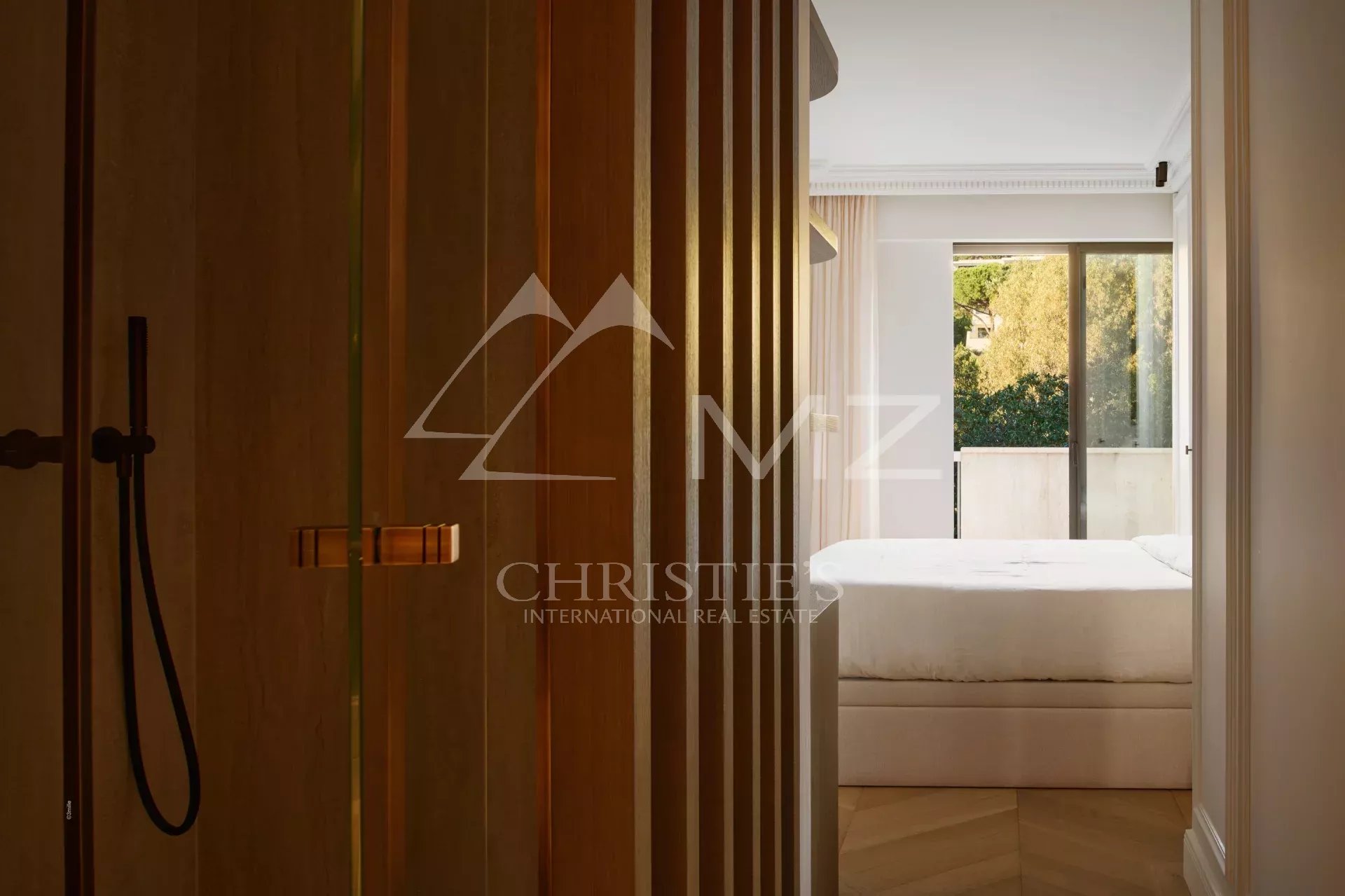 EXCLUSIVITE: Superbe appartement contemporain à la vue mer époustouflante