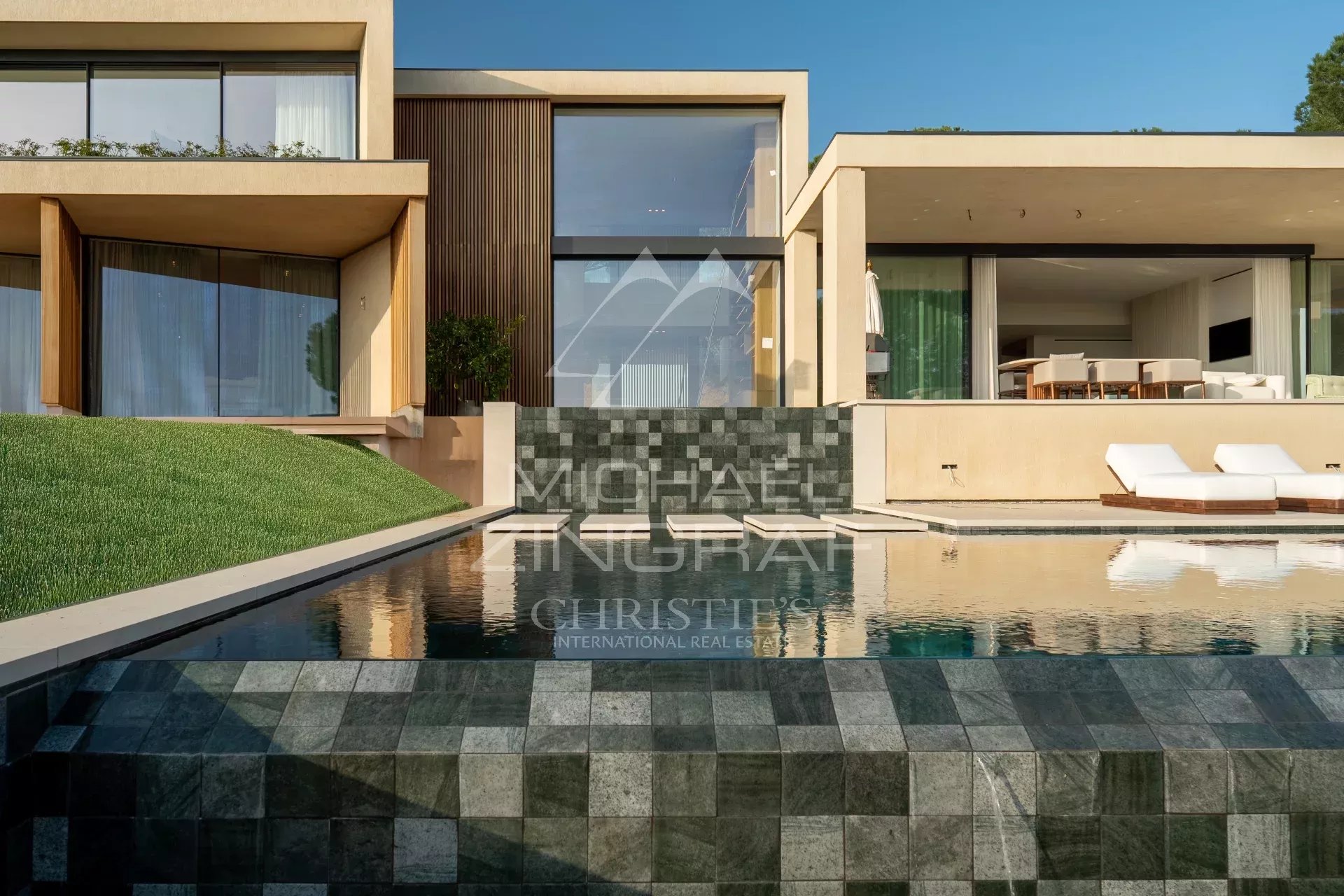 La Réserve - An Iconic Contemporary Residence with Panoramic Sea Views