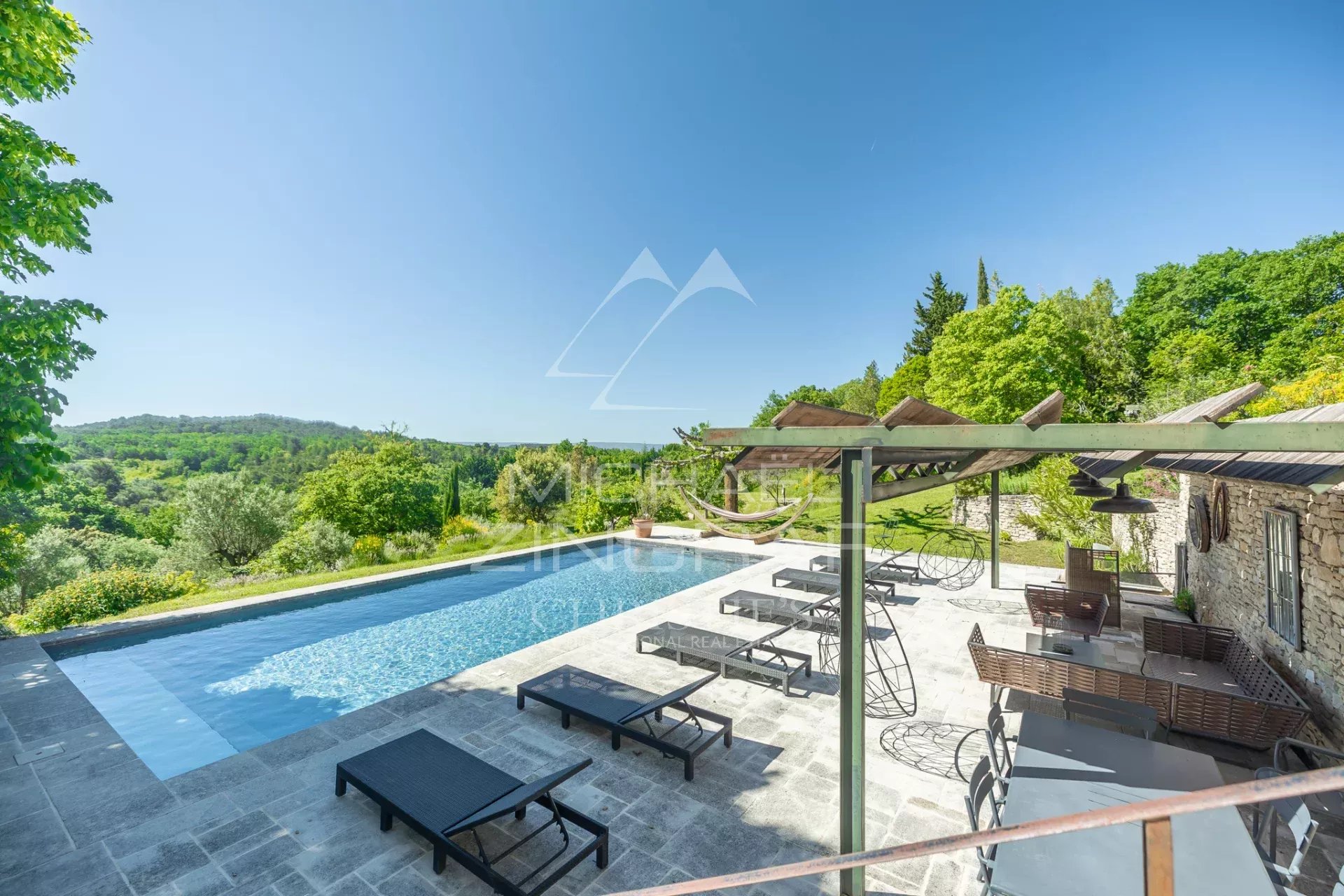 Luberon - Superbe propriété en pierre sur un terrain de 3,5 hectares avec des vues exceptionnelles
