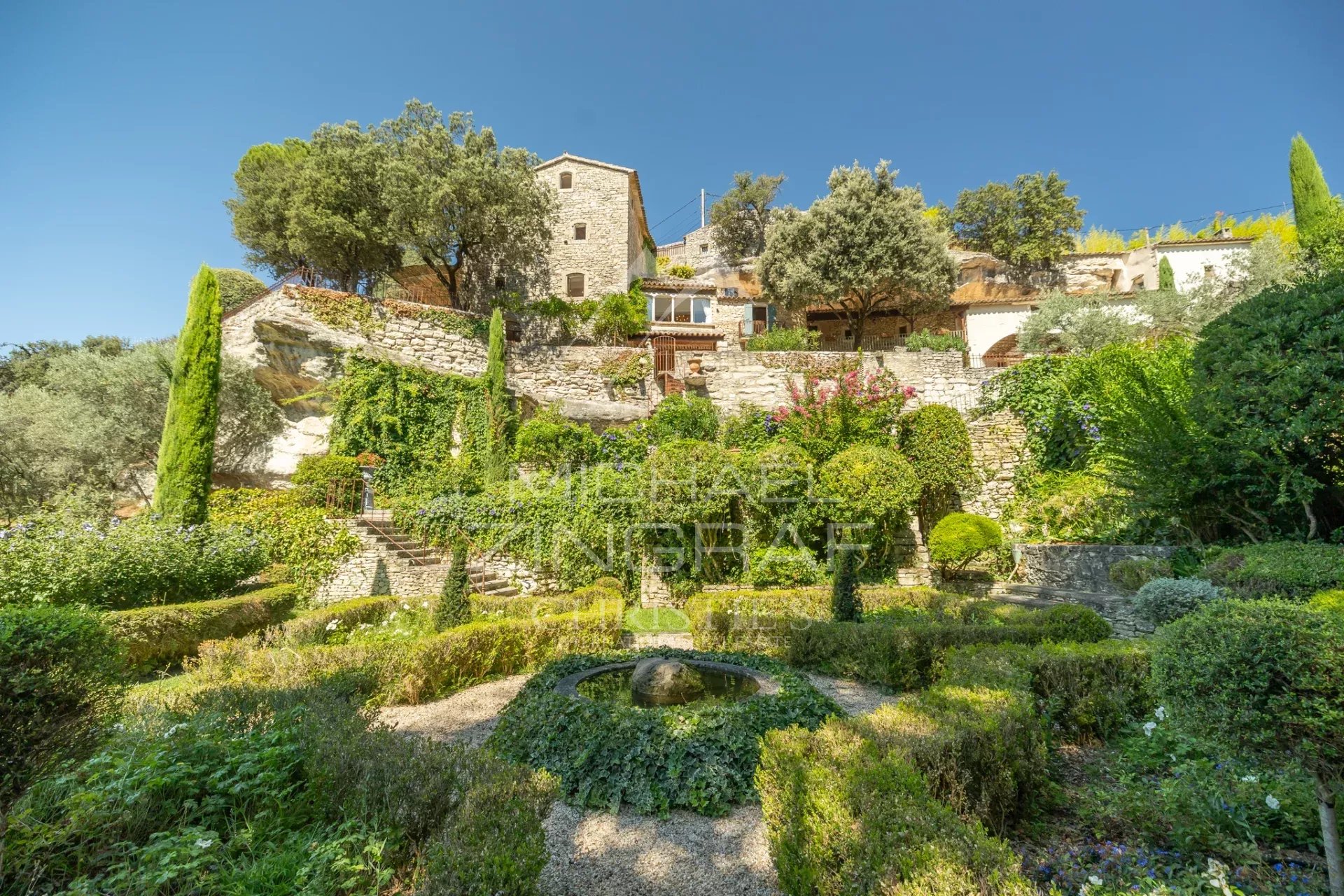 Exclusivité - Propriété unique au cœur du Luberon avec vues exceptionnelles