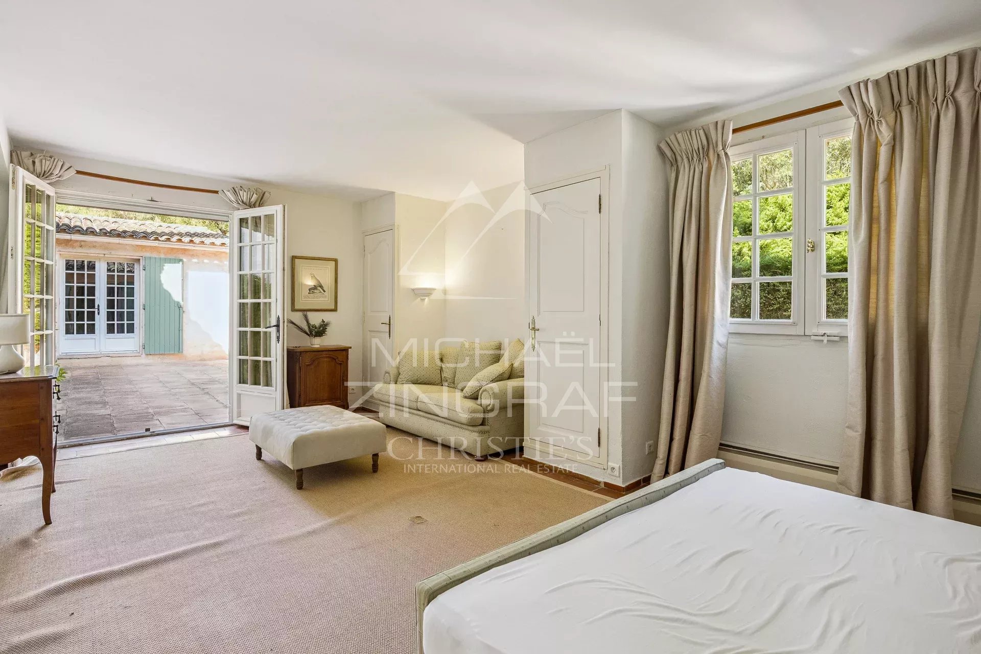 Entre Oliviers et Élégance : un Joyau Provençal