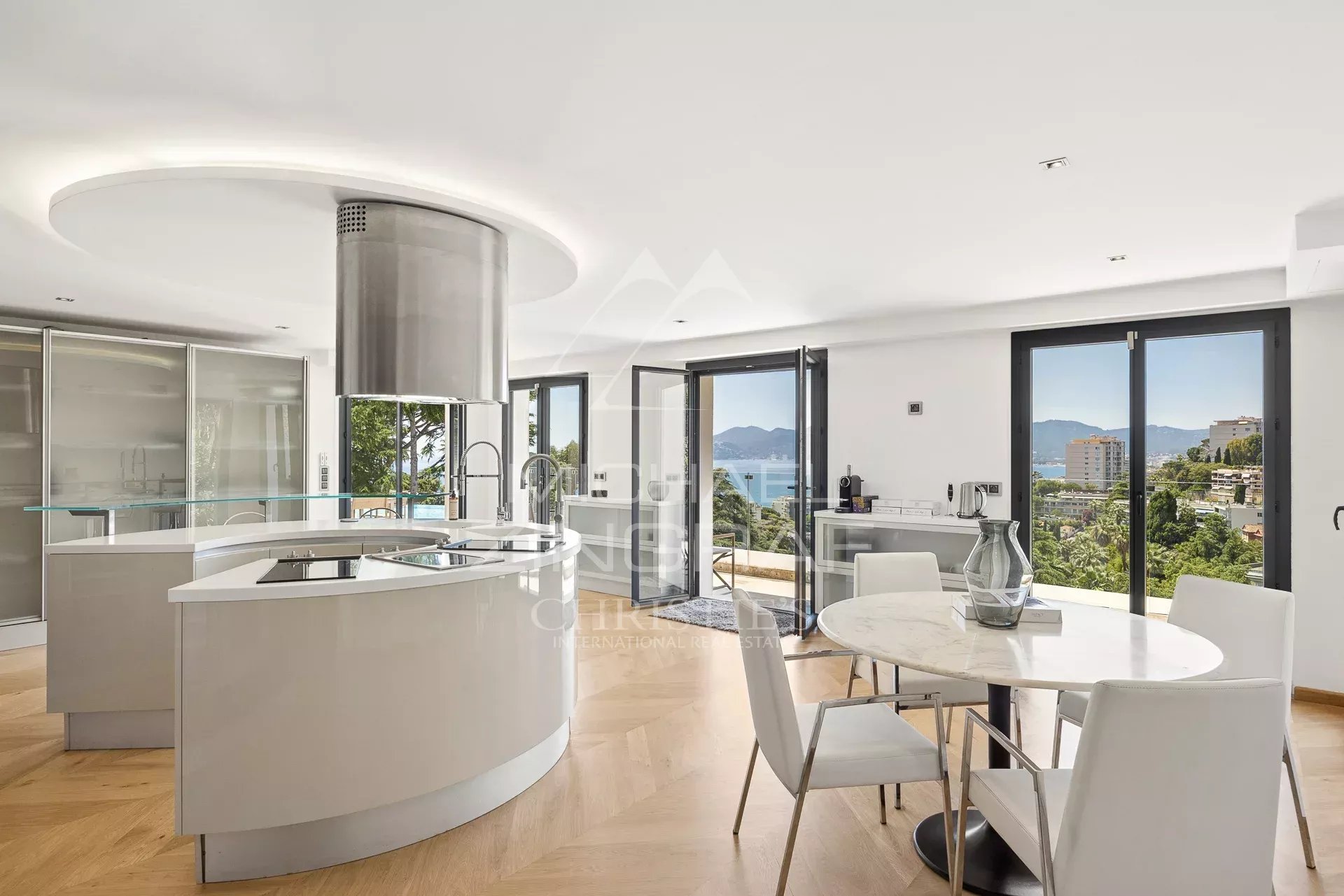 Cannes – Croix-des-Gardes – Panoramic sea view over the Esterel hills