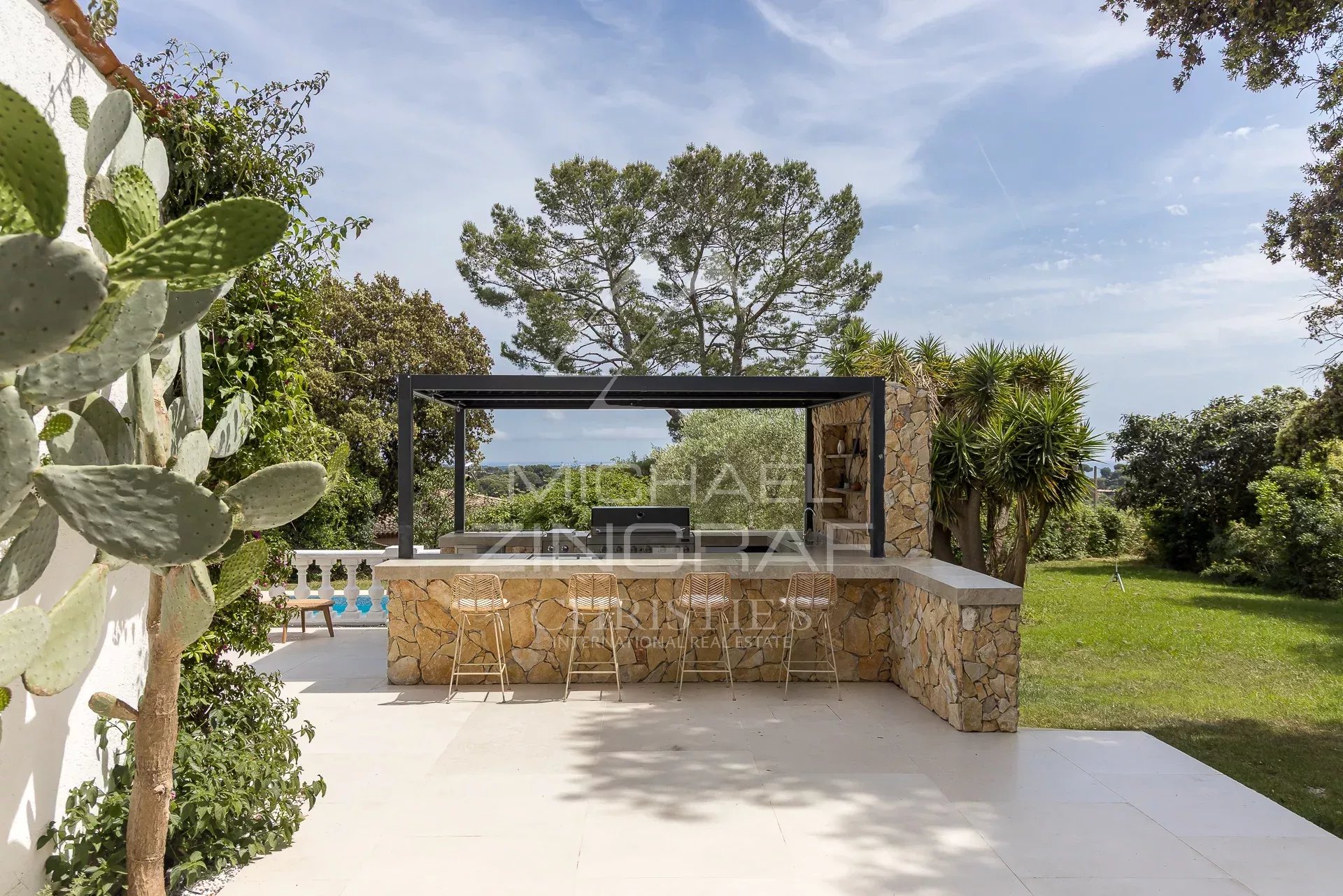 Antibes - Belle villa rénovée avec vue mer