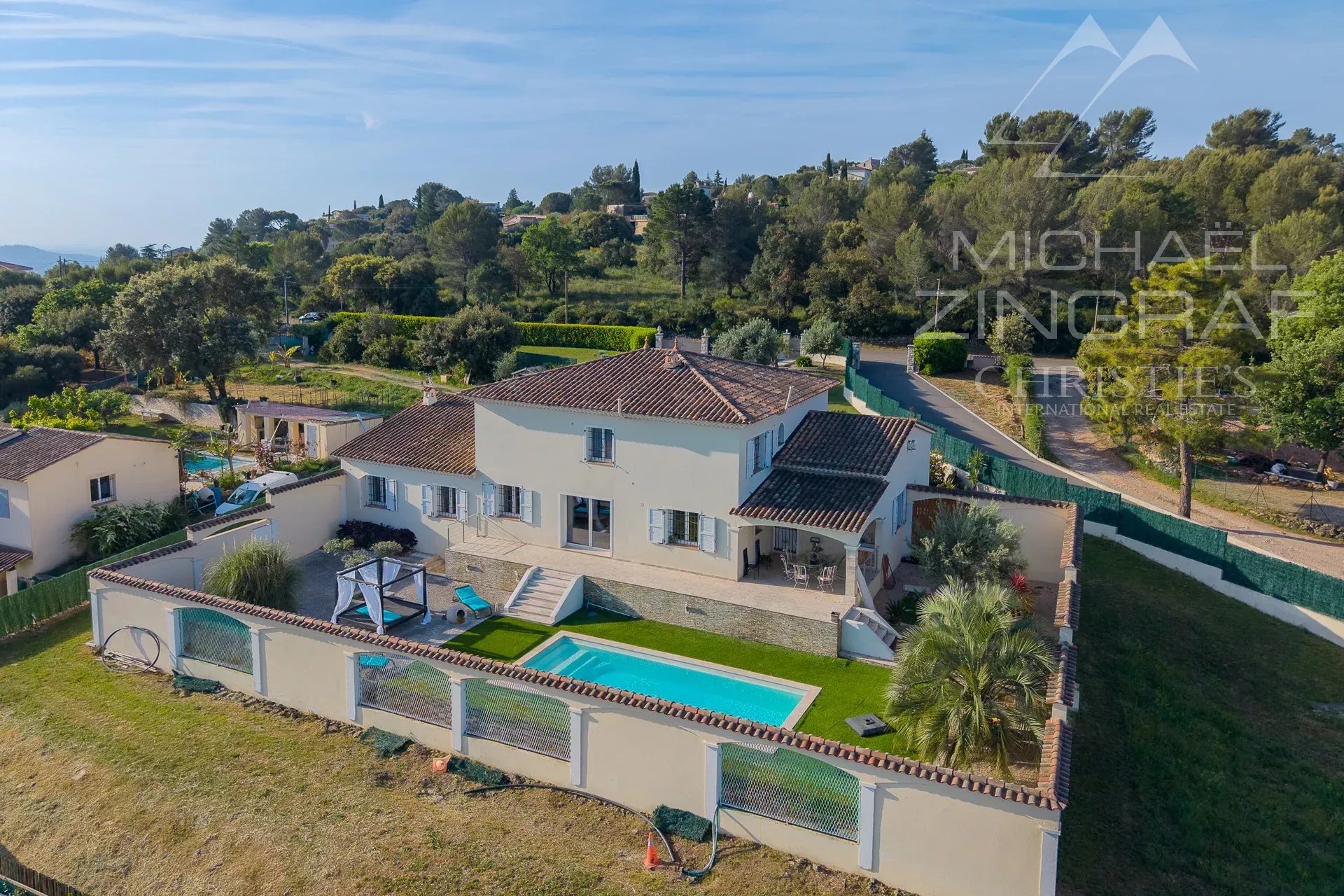 Elegante villa avec vue dégagée sur les collines