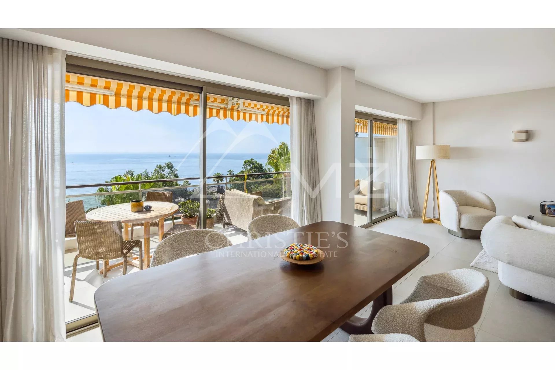 Contemporary corner apartment