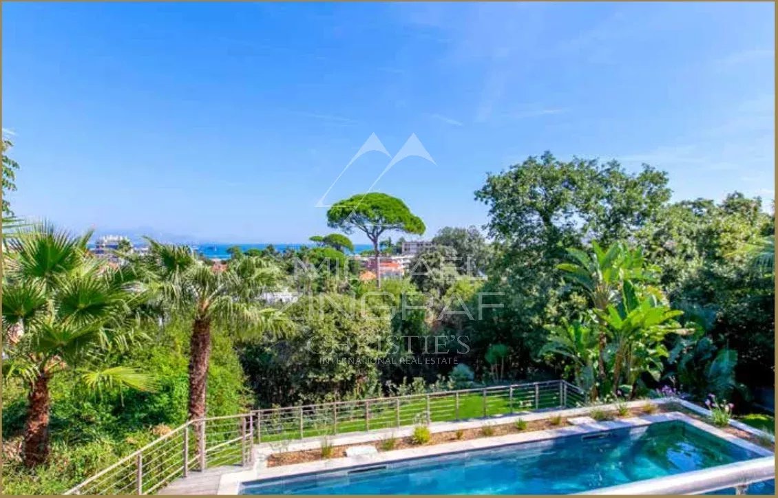 SPLENDID RENOVATED CONTEMPORARY VILLA OF 320 SQM LOCATED IN A PRIVATE ESTATE