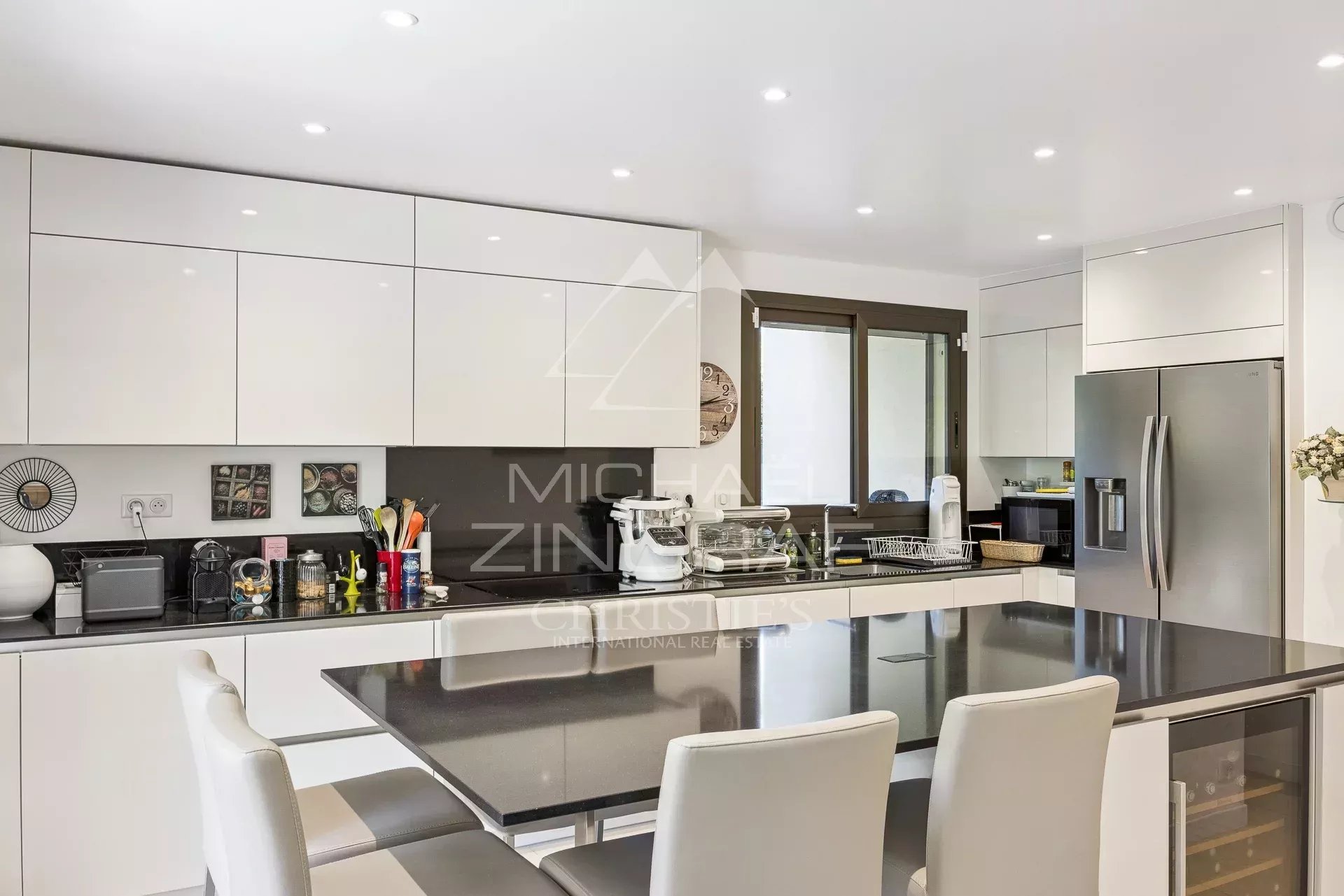 EXKLUSIV – Außergewöhnliche Immobilie am Eingang zum Cap d’Antibes – Résidence Château de la Pinède