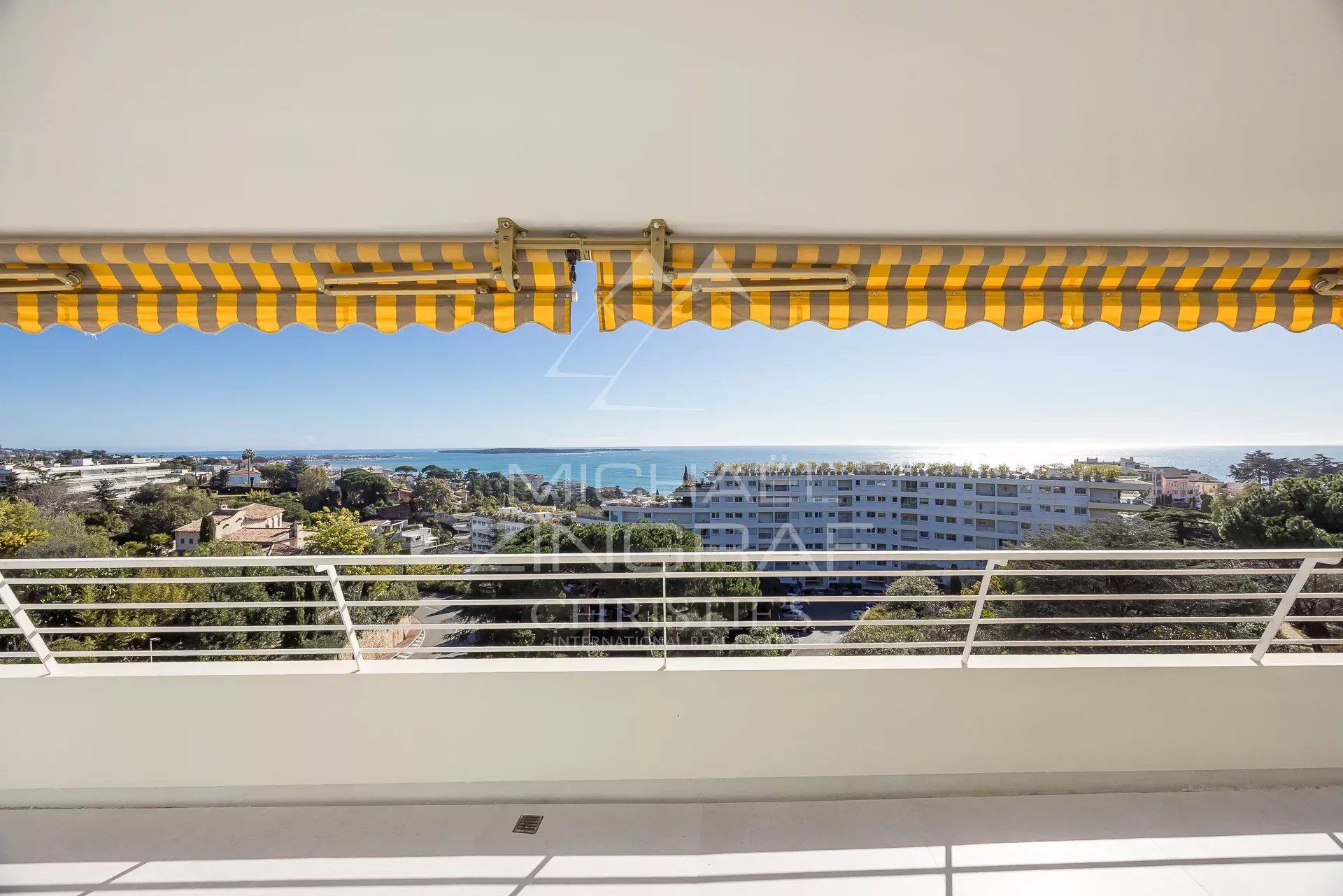 OFF MARKET - CANNES CROIX DES GARDES – LETZTE ETAGE – 3-ZIMMER-WOHNUNG MIT PANORAMAMERSAUSSICHT – POOL