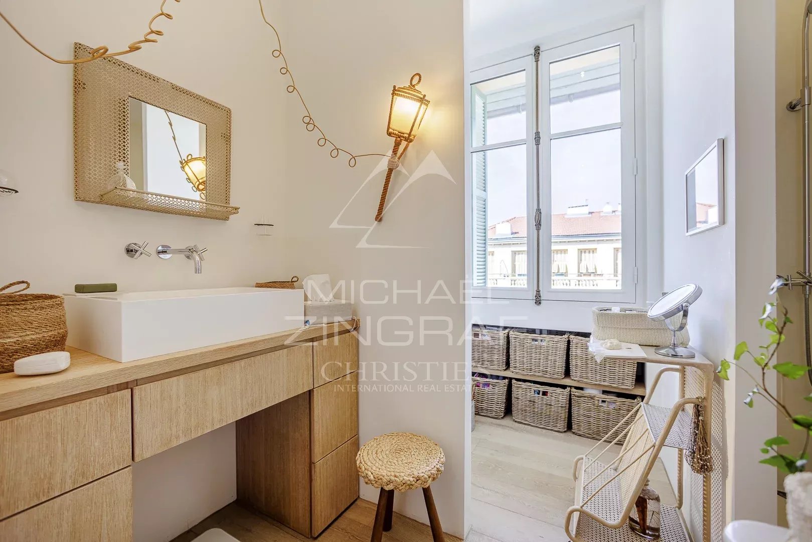 Loft design au dernier étage d’un immeuble bourgeois – Libération