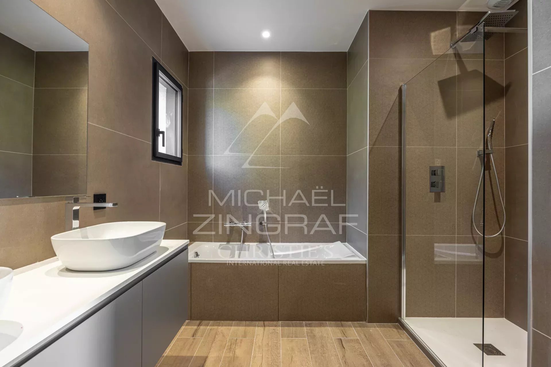 Contemporary villa in a quiet gated domain