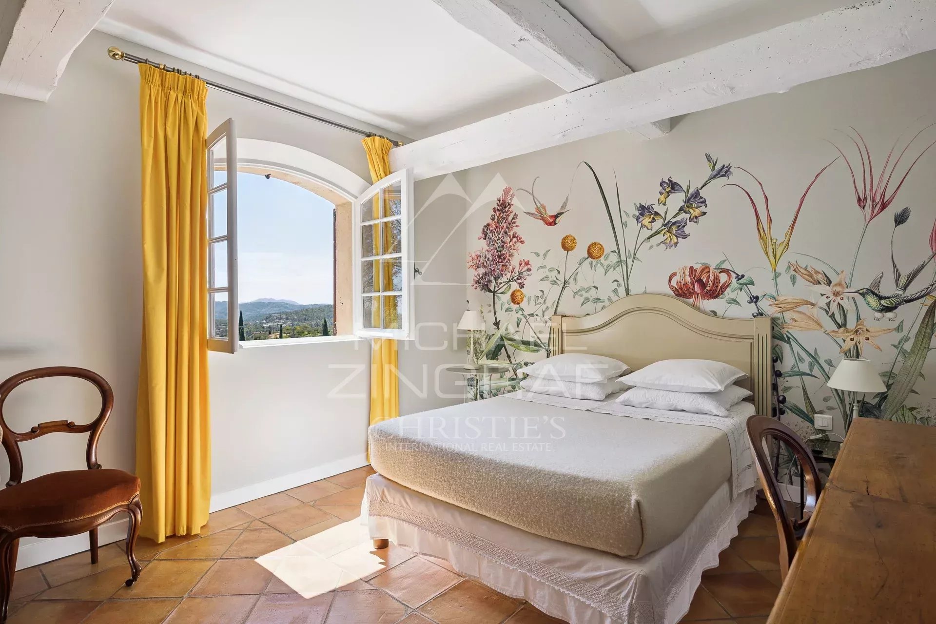 Charming villa with an open view and four suites