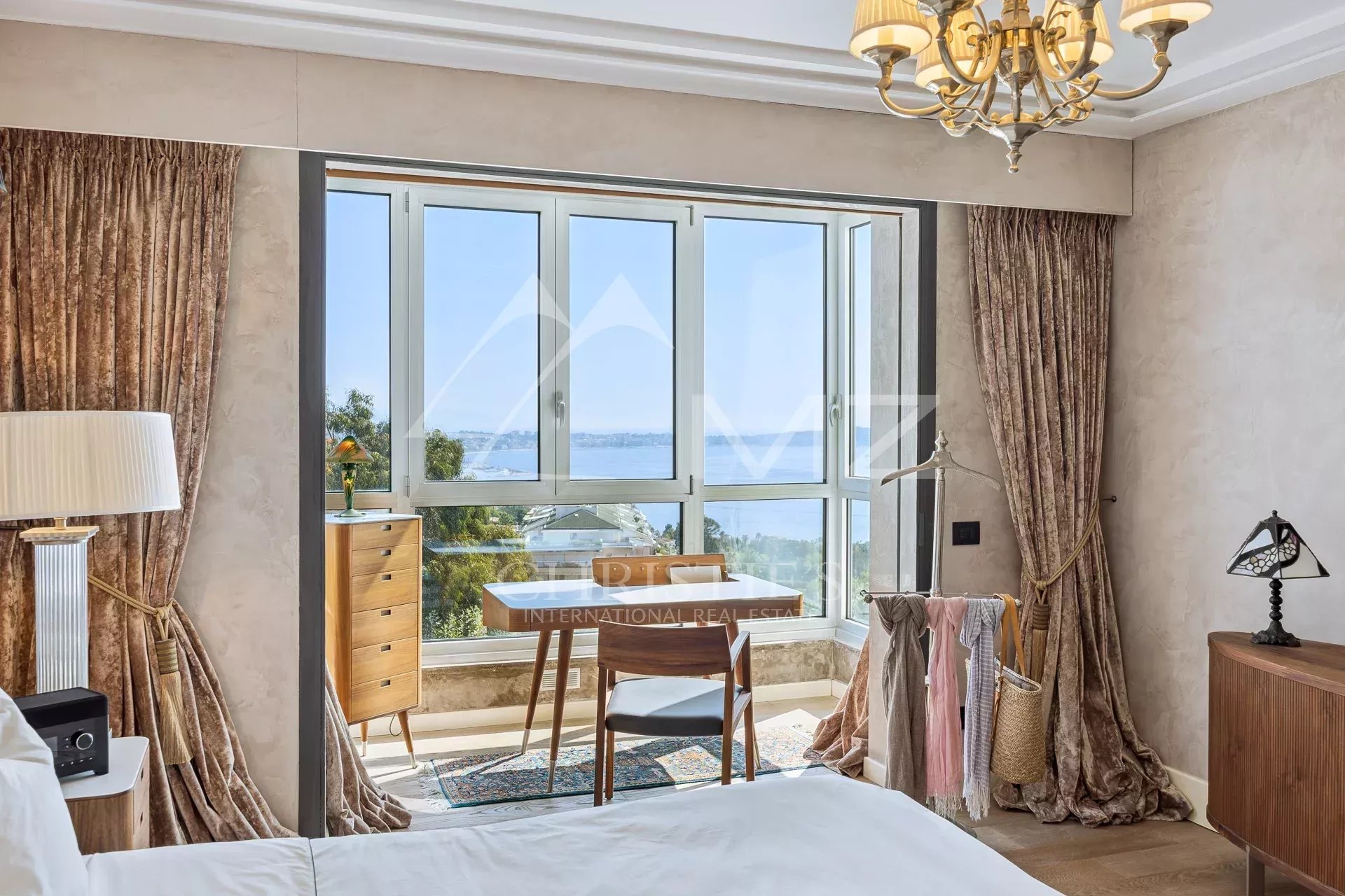 Hervorragende Eckwohnung mit atemberaubendem Meerblick