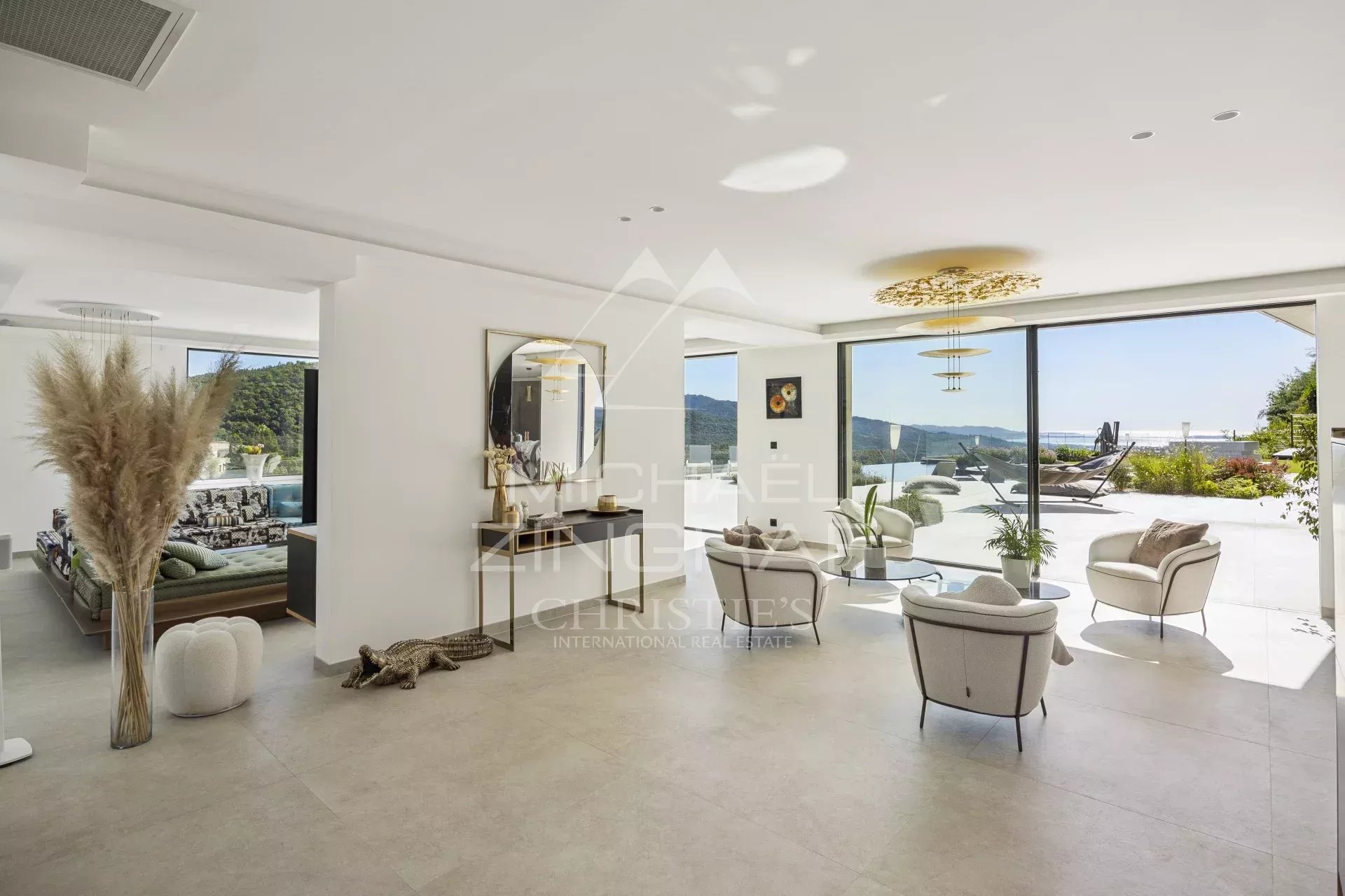 Contemporary villa - Near Cannes -  Private Domain