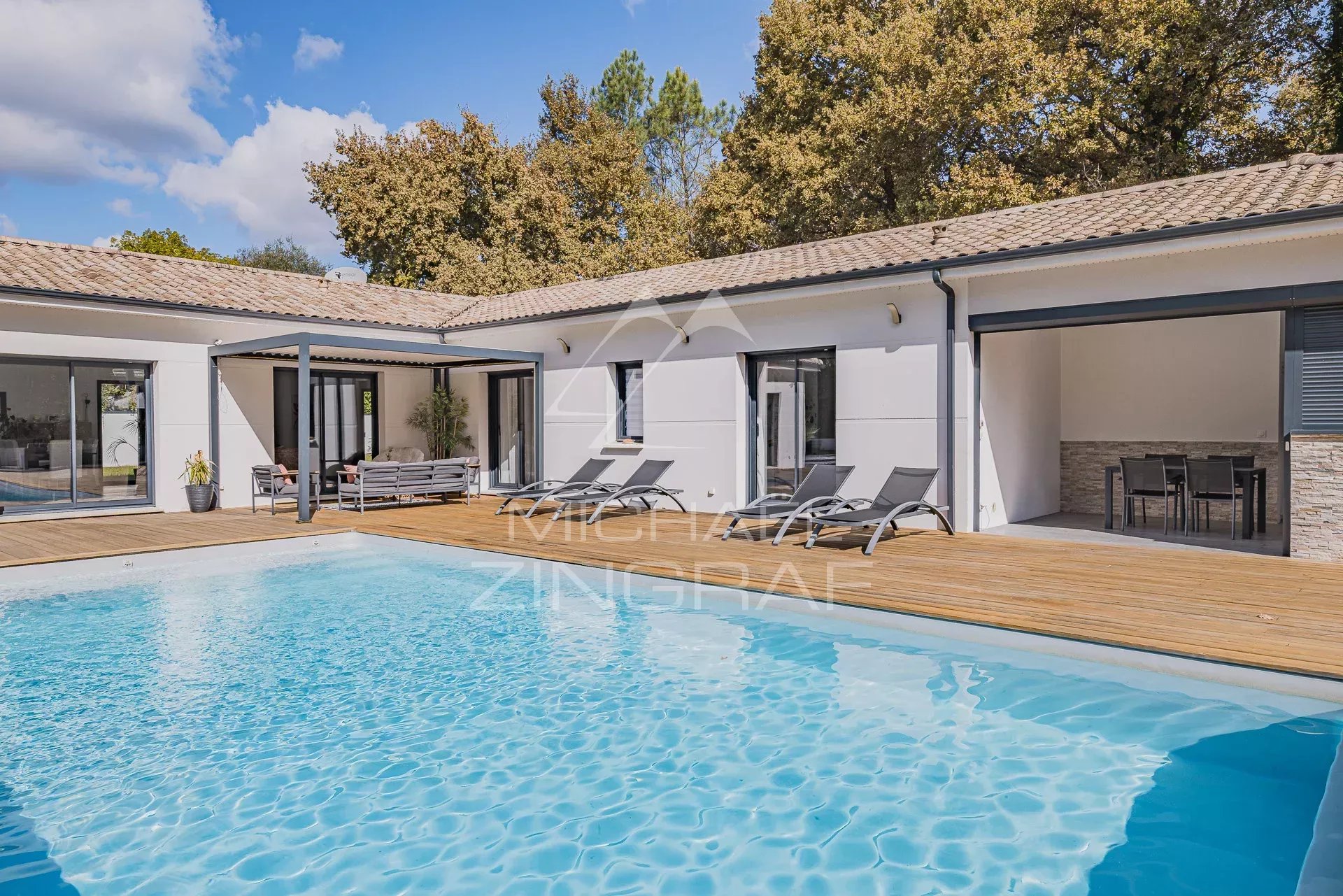 Villa et maison d’amis sur 2 300 m² de terrain