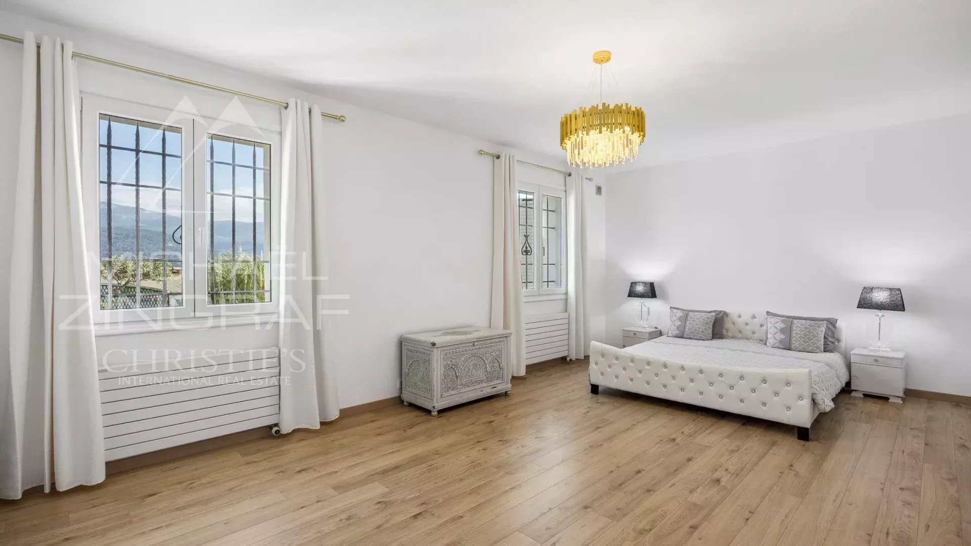 Elegante villa avec vue dégagée sur les collines